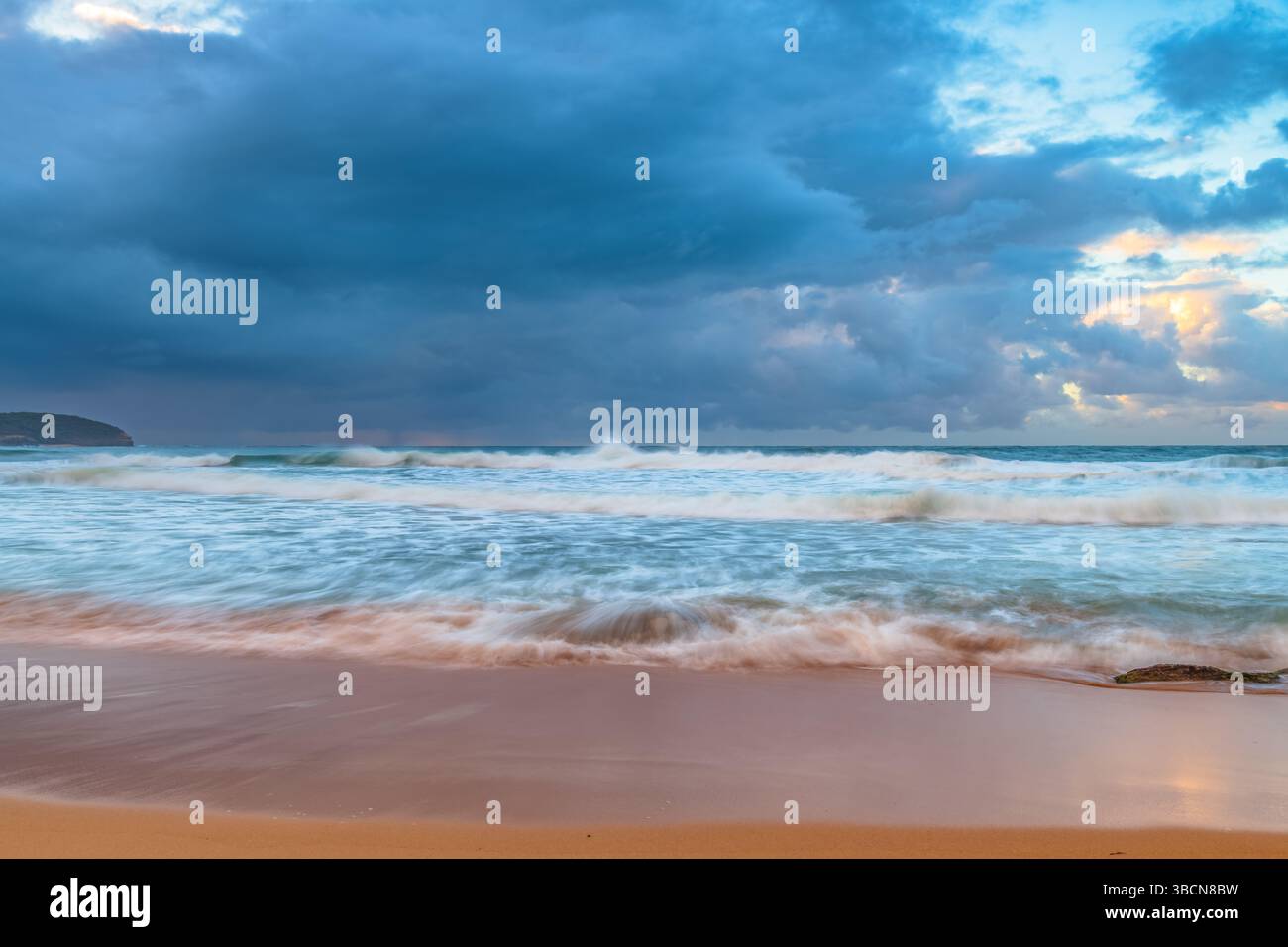 Moody Sunrise Seascape am Killcare Beach an der Central Coast von NSW, Australien. Stockfoto