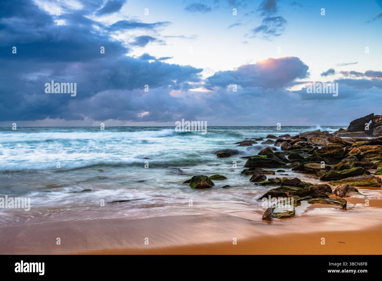 Moody Sunrise Seascape am Killcare Beach an der Central Coast von NSW, Australien. Stockfoto