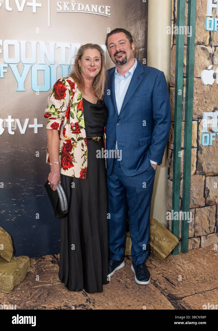 James Vanderbilt (R) nimmt am 19. Mai 2025 an der Uraufführung des Apple Originalfilms „Fountain of Youth“ im American Museum of Natural History in New York Teil Stockfoto
