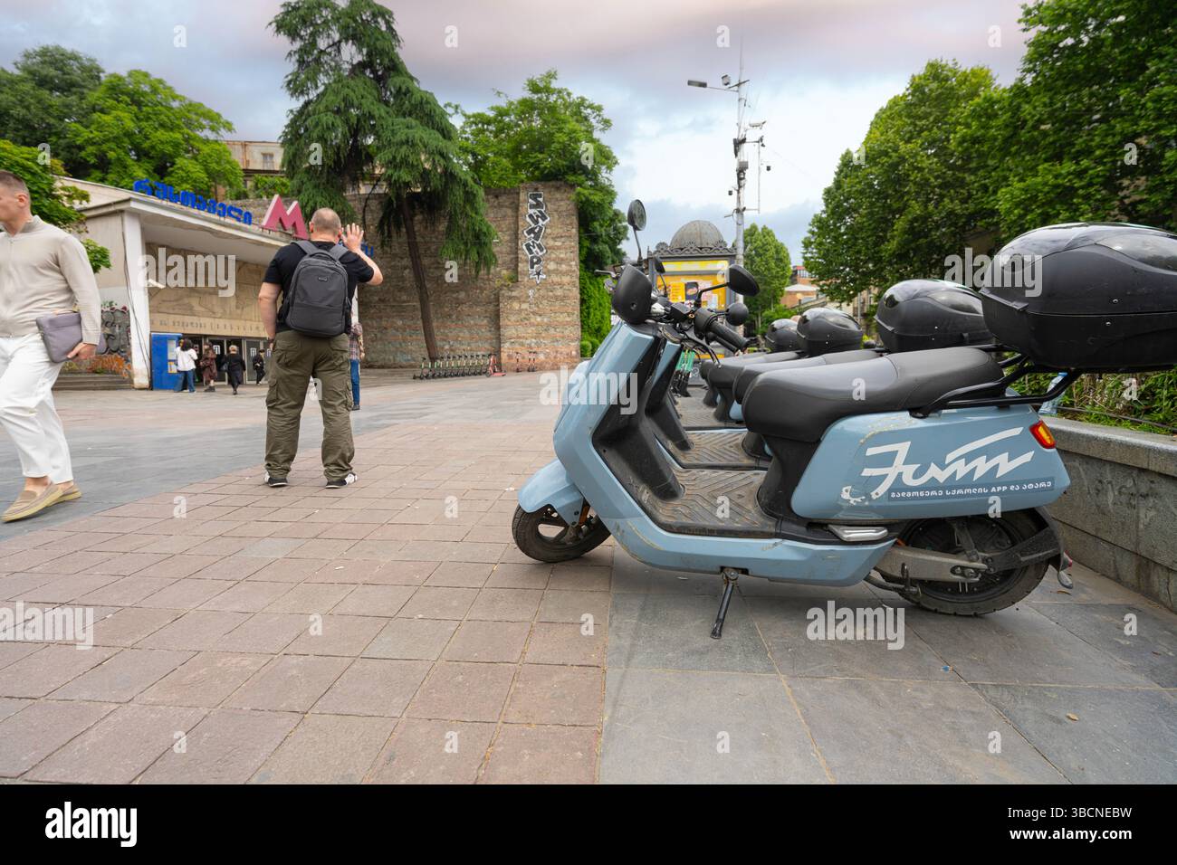Tiflis, Georgien. Mai 2025. Motorroller können auf einem Bürgersteig im Stadtzentrum gemietet werden Stockfoto