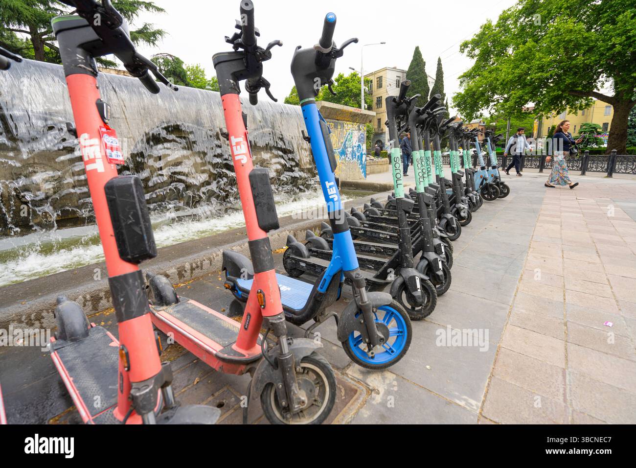 Tiflis, Georgien. Mai 2025. Elektrische Roller können auf einem Bürgersteig im Stadtzentrum gemietet werden Stockfoto