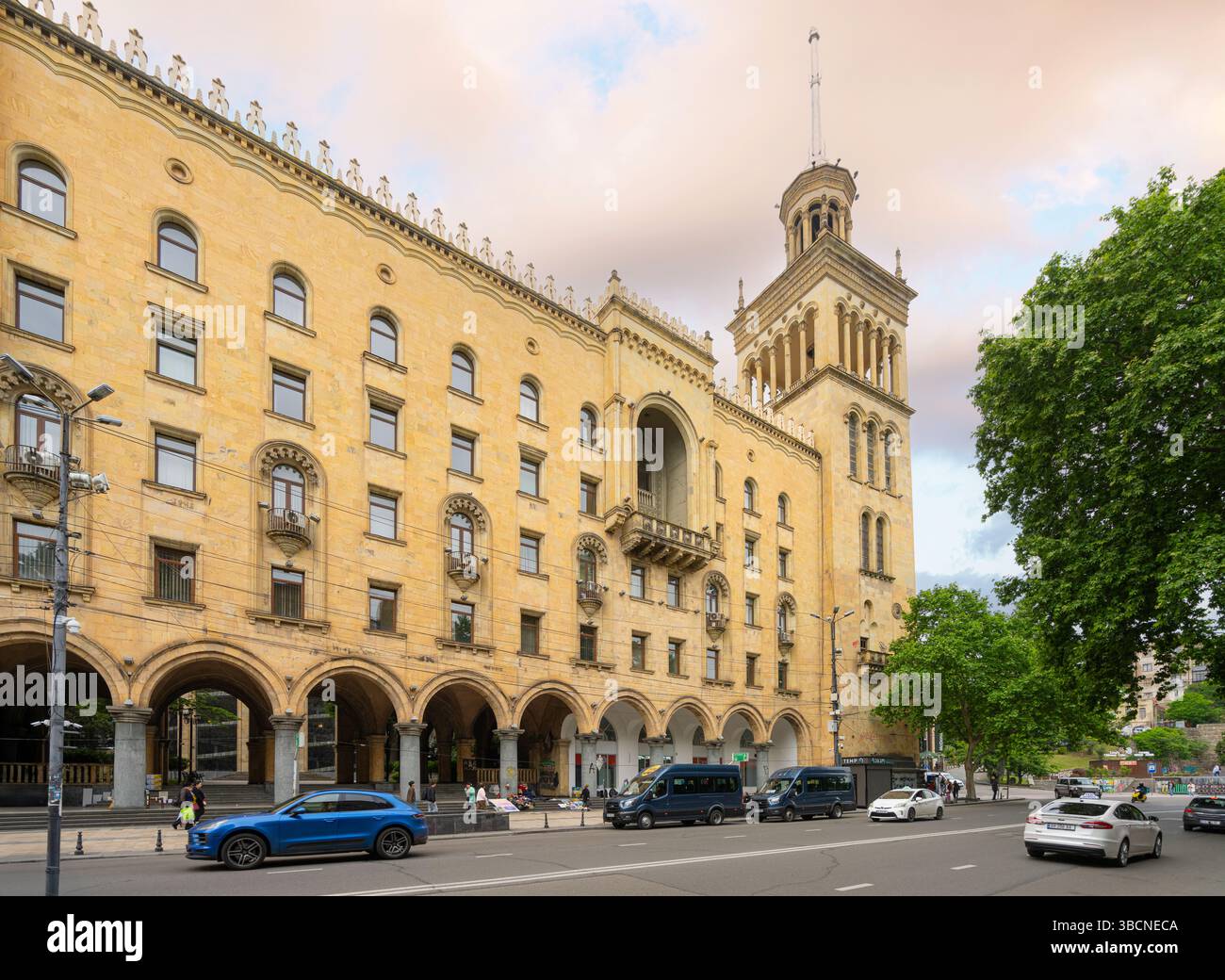 Tiflis, Georgien. Mai 2025. Außenansicht des. Gebäude der Georgischen Nationalakademie der Wissenschaften im Stadtzentrum Stockfoto