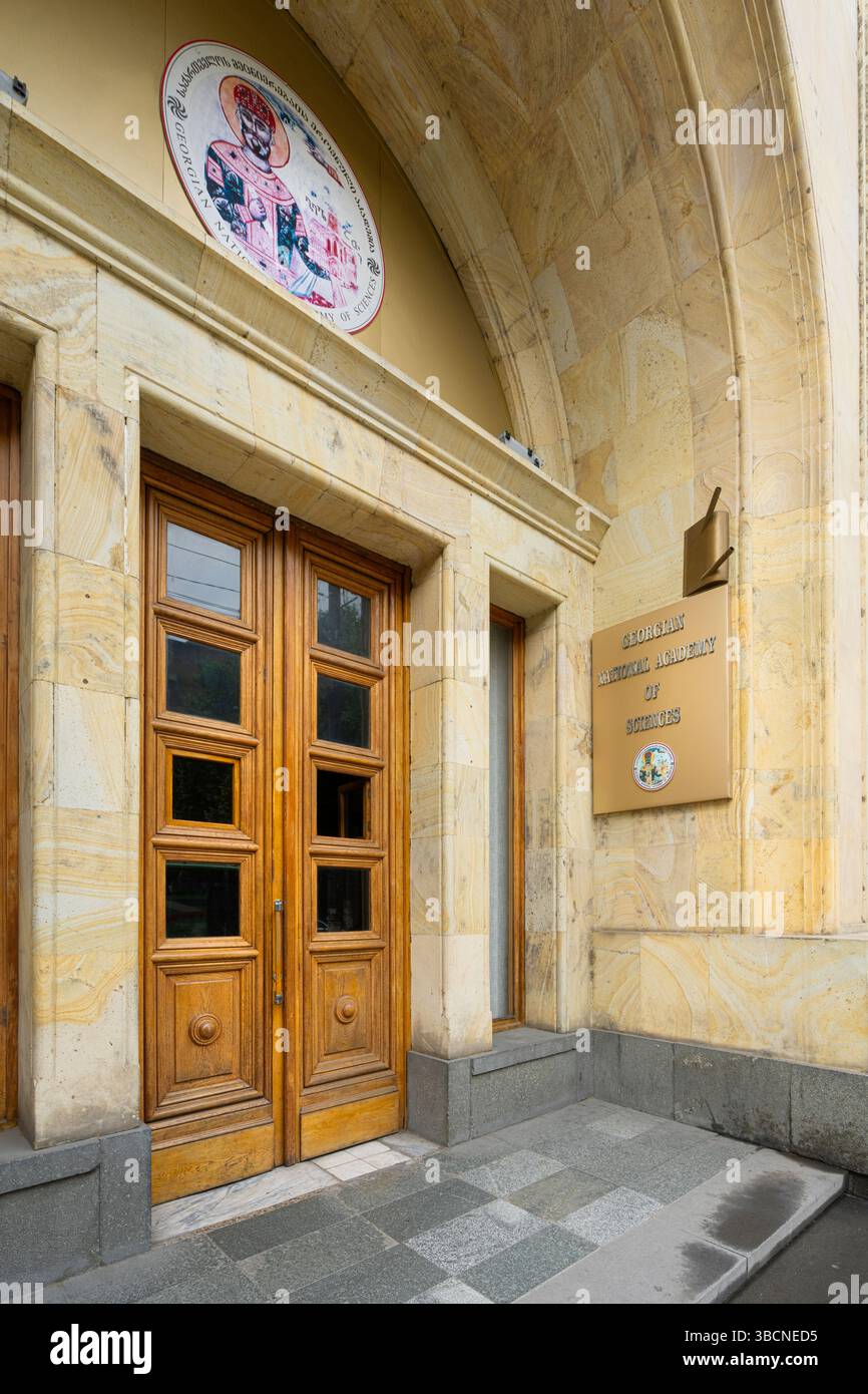 Tiflis, Georgien. Mai 2025. Außenansicht des. Gebäude der Georgischen Nationalakademie der Wissenschaften im Stadtzentrum Stockfoto