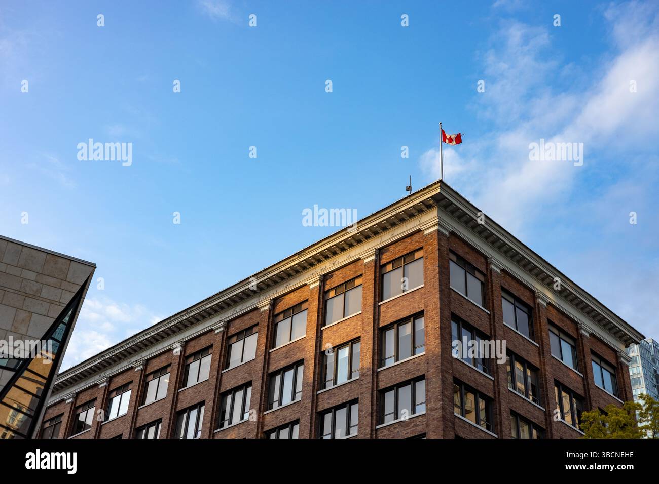 Kanada Flagge auf einem klassischen Gebäude von unten gesehen Stockfoto
