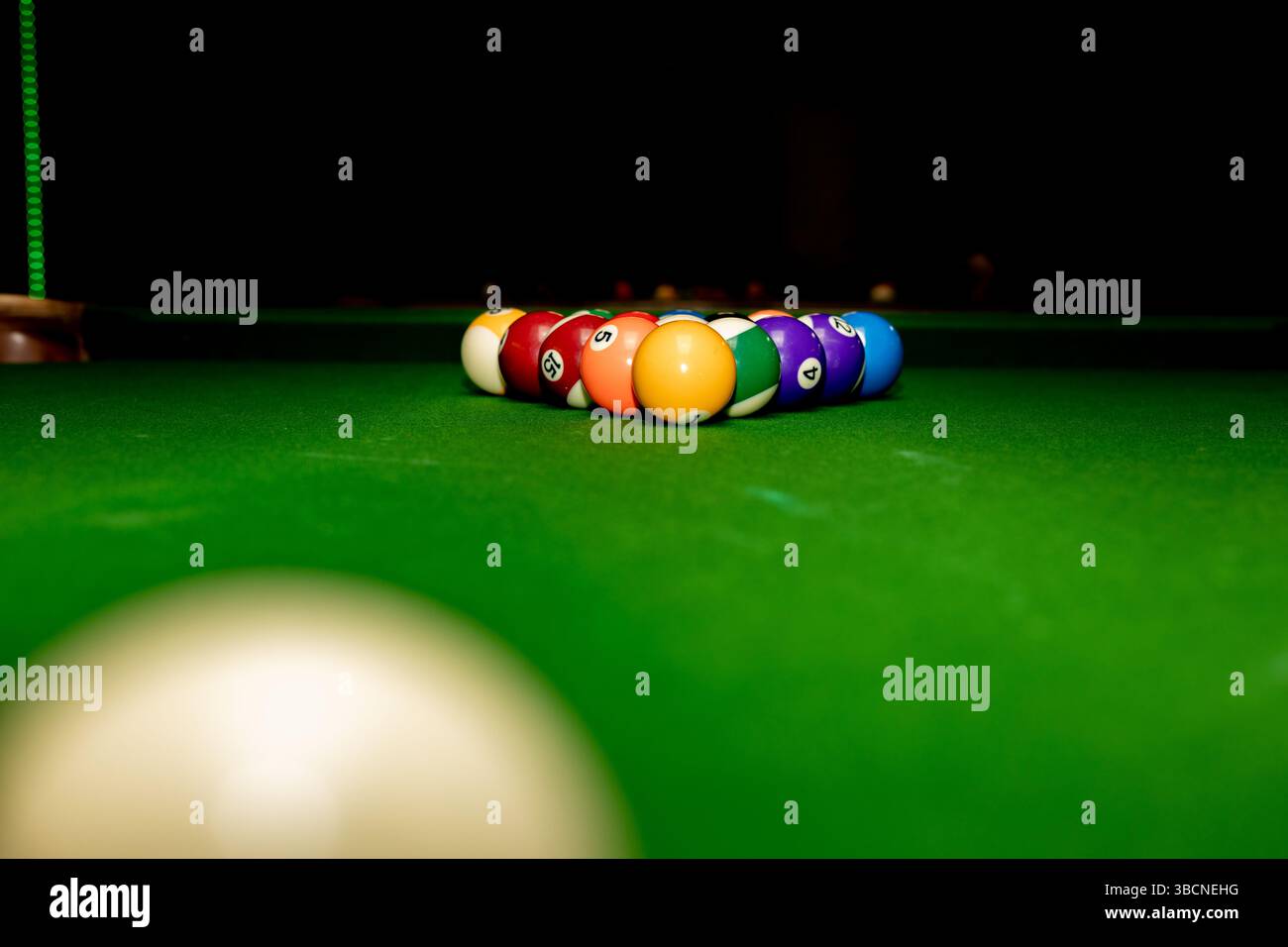 Billardbälle im vollen Spiel Stockfoto