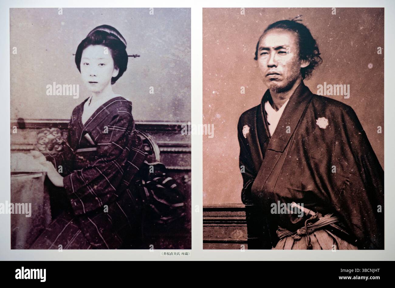 Historische Fotos von Tosa Samurai Sakamoto Ryoma und seiner Frau Oryo im Sakamoto Ryoma Memorial Museum in Kochi, Shikoku, Japan. Stockfoto