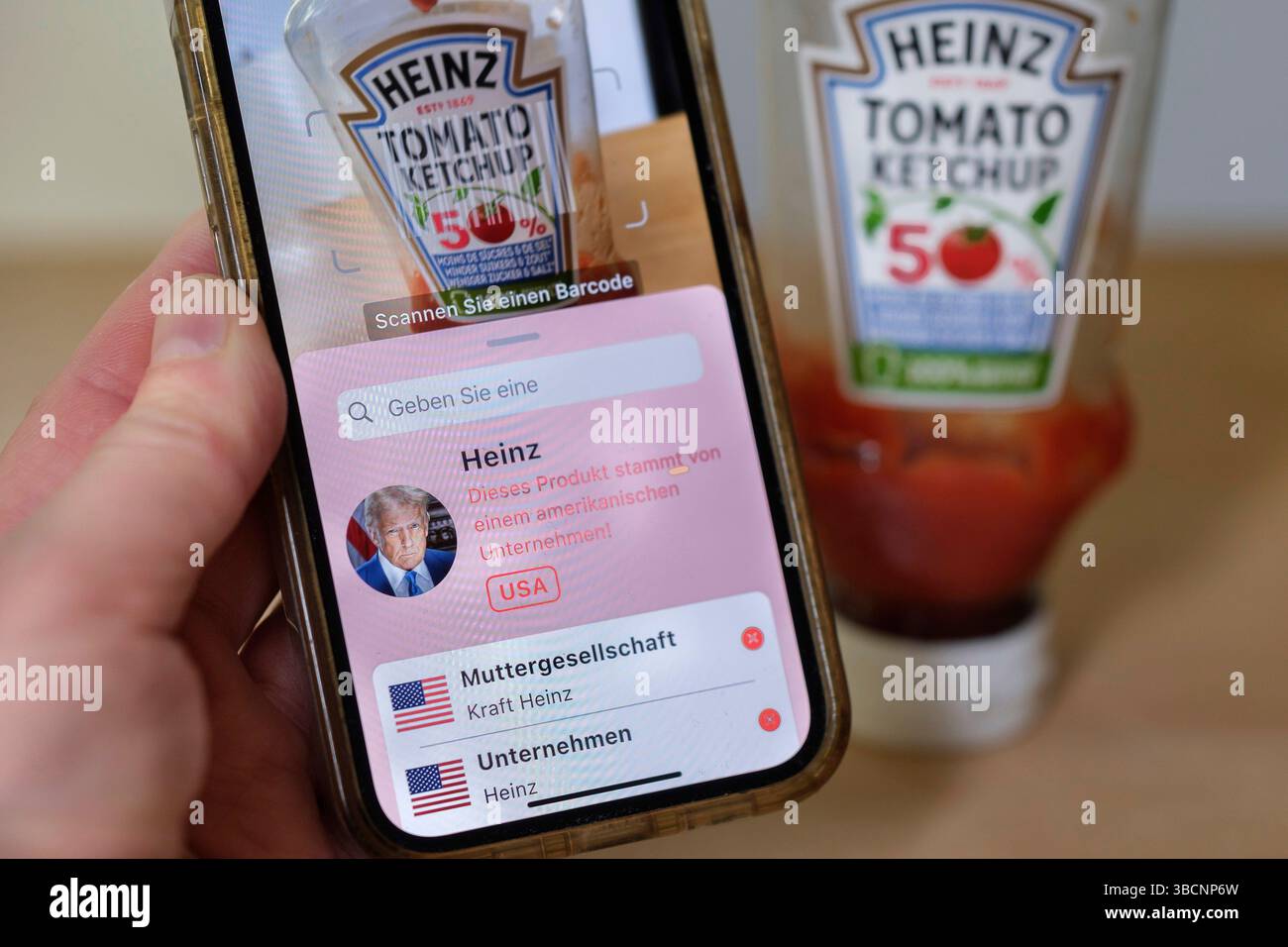 Die Detrumpify Yourself App ermöglicht politisches Einkaufen über Barcode-Scannen. Die App verwendet Barcodes, um amerikanische Produkte in Supermärkten zu identifizieren Stockfoto