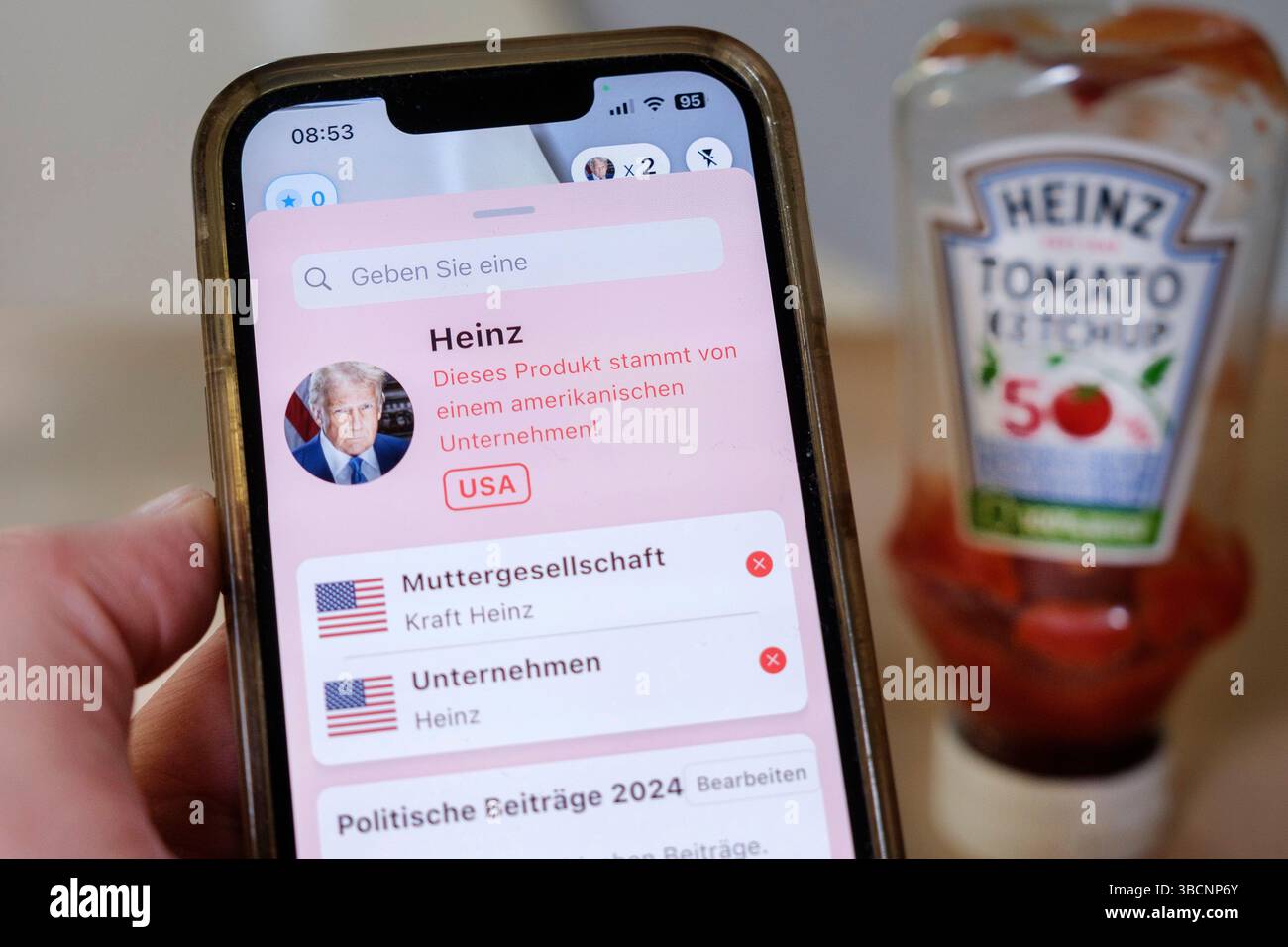 Die Detrumpify Yourself App ermöglicht politisches Einkaufen über Barcode-Scannen. Die App verwendet Barcodes, um amerikanische Produkte in Supermärkten zu identifizieren Stockfoto