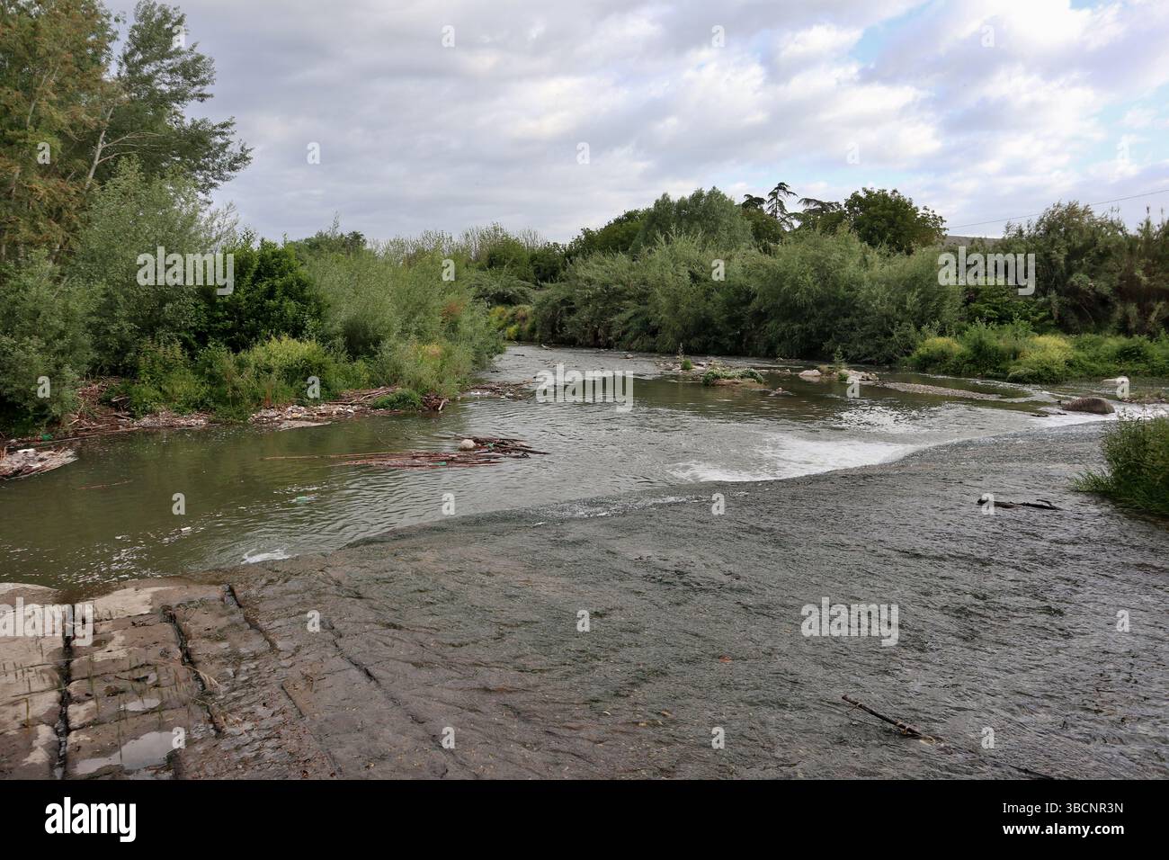 Benevento - Scorcio verso valle del Fiume Sabato dal Ponte Leproso Stockfoto