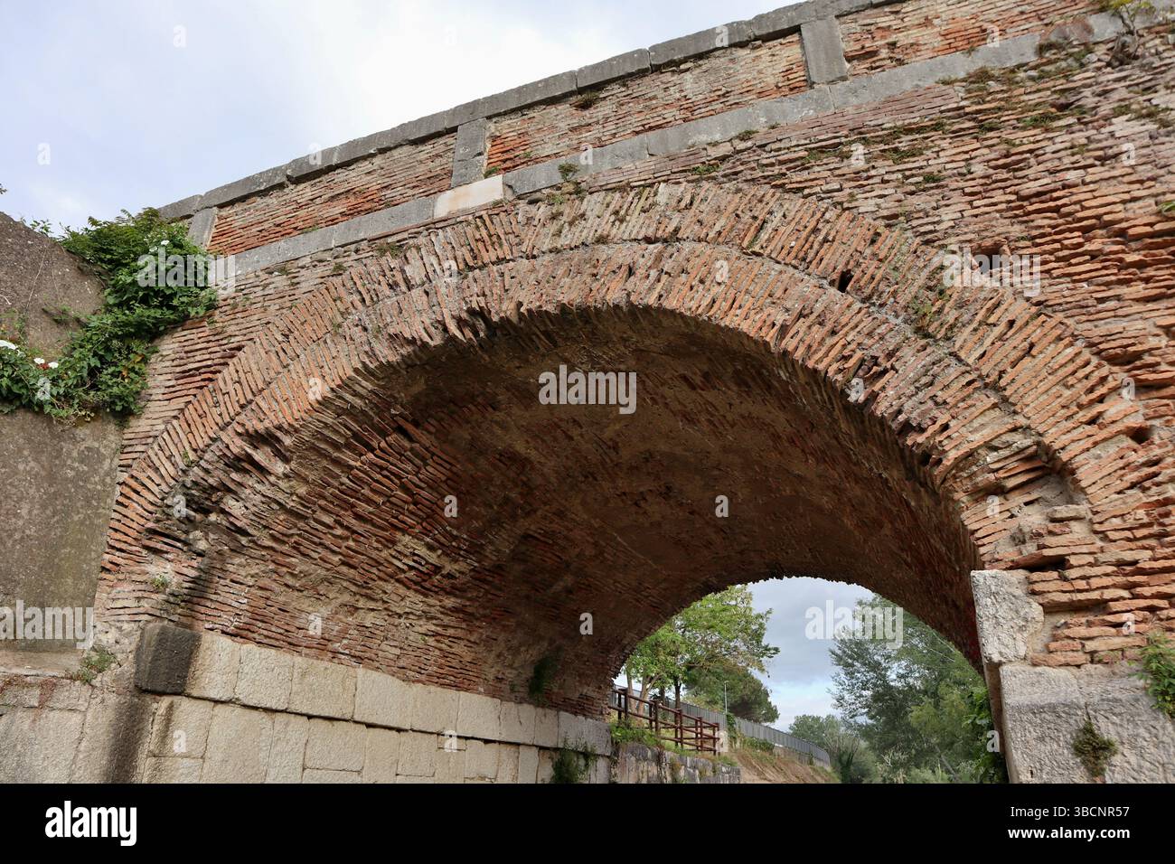 Benevento - Arcata aggiuntiva del Ponte Leproso Stockfoto