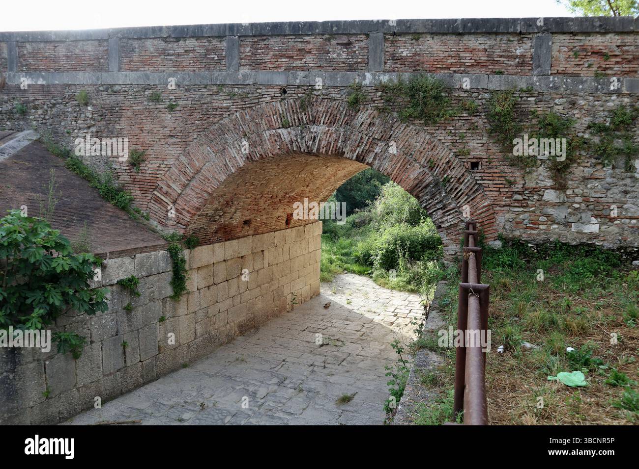 Benevento - Arcata settecentesca del Ponte Leproso Stockfoto