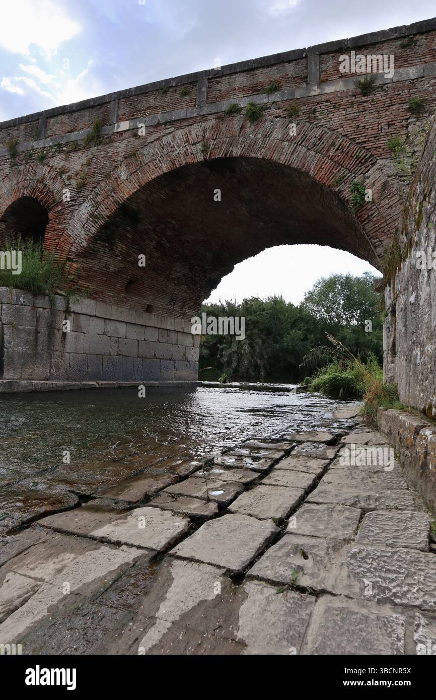 Benevento - Arcata sul Fiume Sabato dal basamento del Ponte Leproso Stockfoto