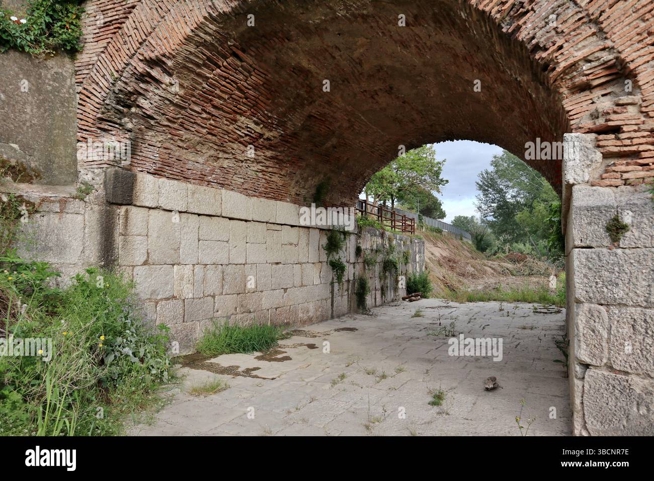 Benevento - Arco del Ponte Leproso aggiunto nel Settecento Stockfoto