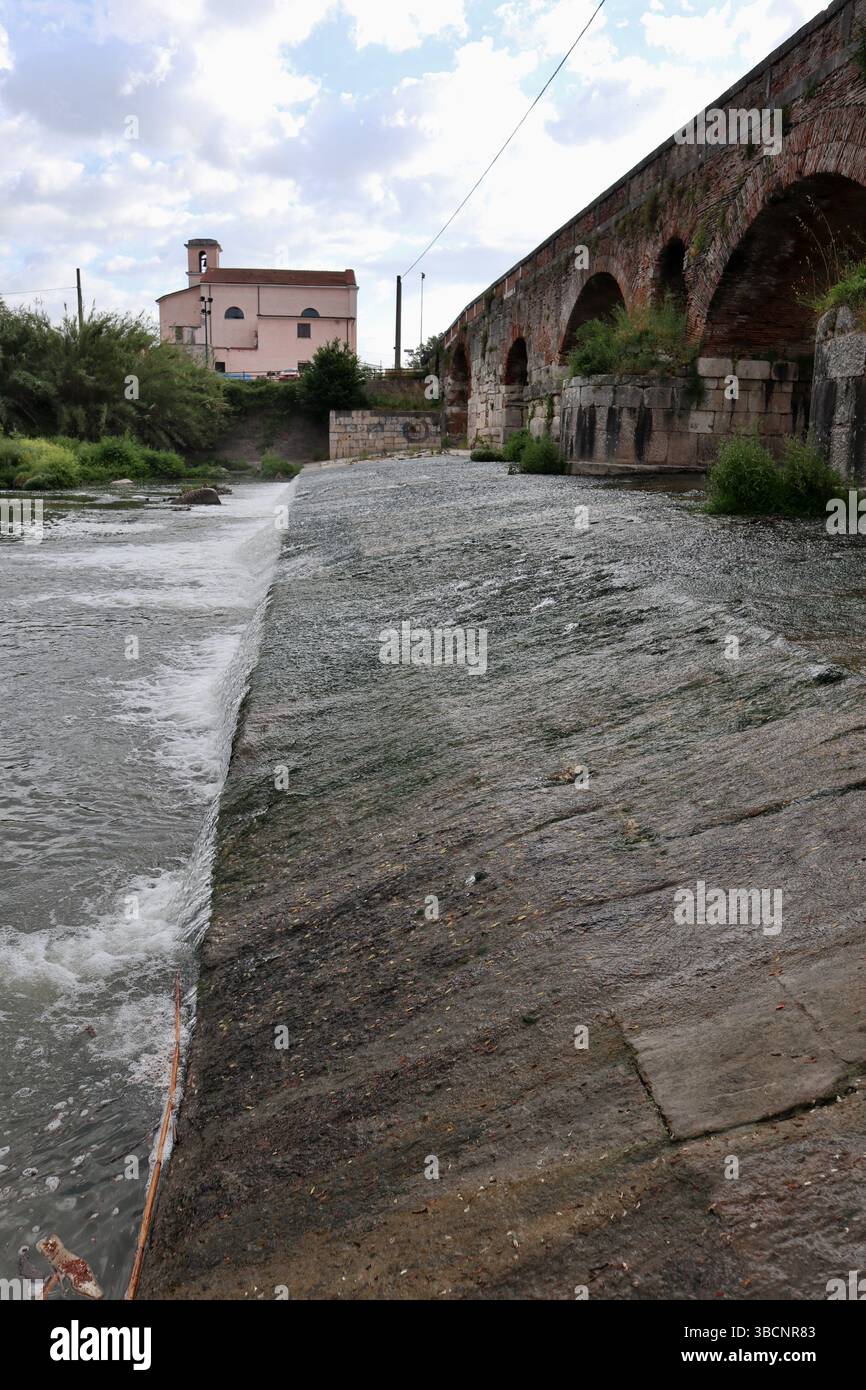 Benevento - Basamento del Ponte Leproso dall'alveo del Fiume Sabato Stockfoto
