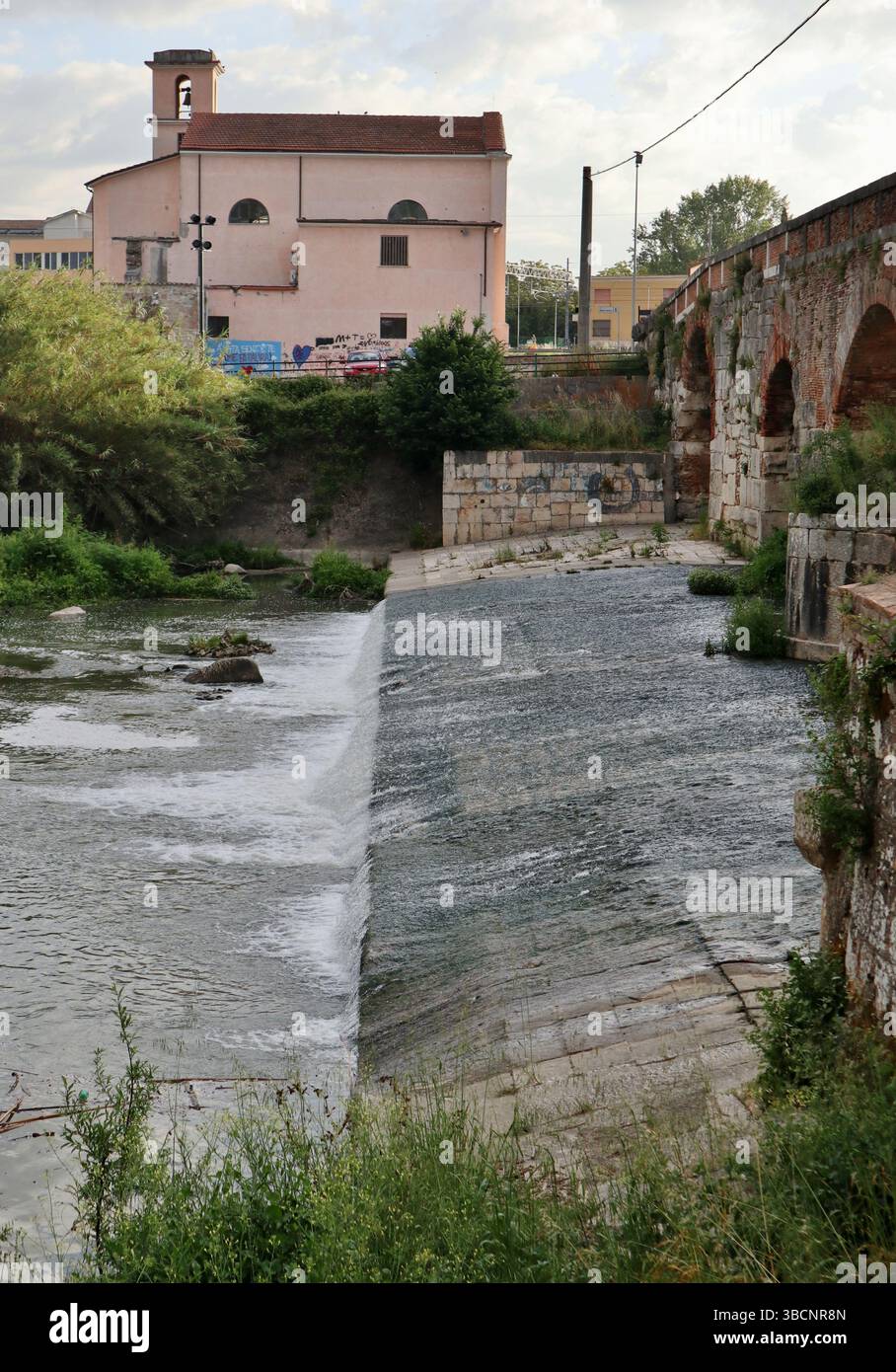 Benevento - Chiesa di San Cosimo dalla riva del Fiume Sabato Stockfoto