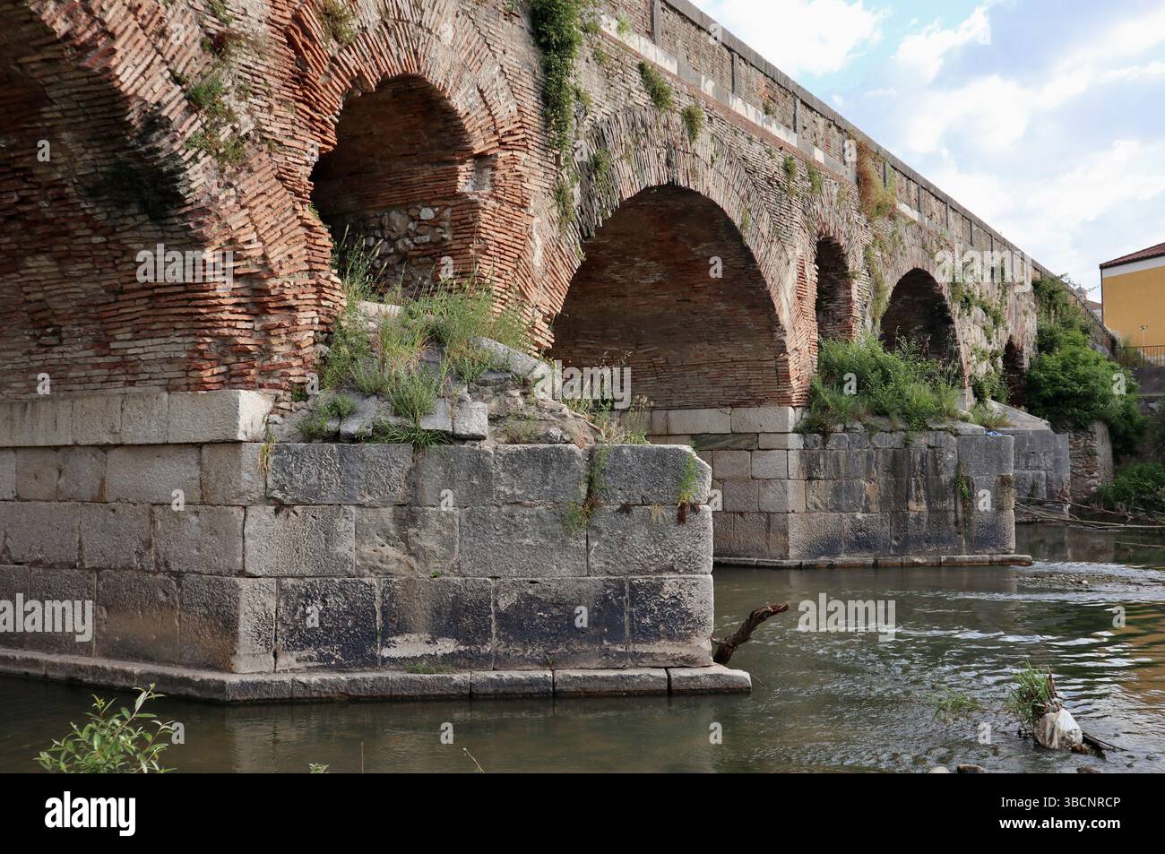 Benevento - Piloni del Ponte Leproso nel Fiume Sabato Stockfoto