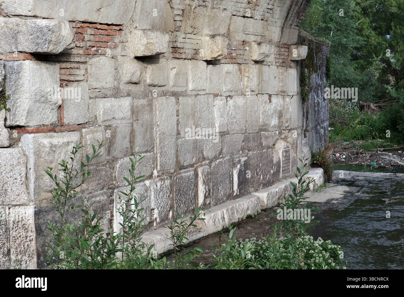 Benevento - Piloni marmorei del Ponte Leproso Stockfoto