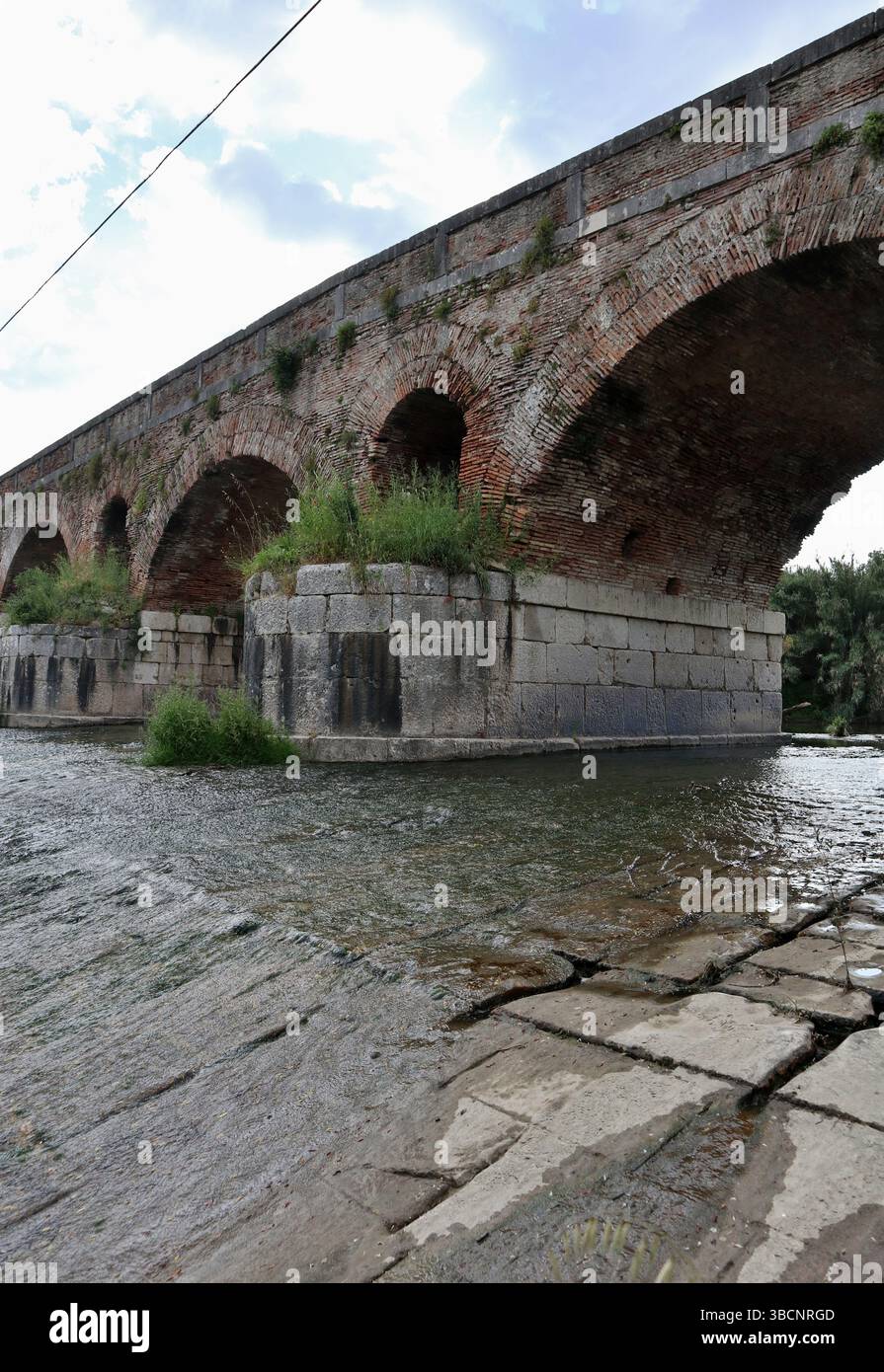 Benevento - Scorcio del Ponte Leproso dall'alveo del Fiume Sabato Stockfoto