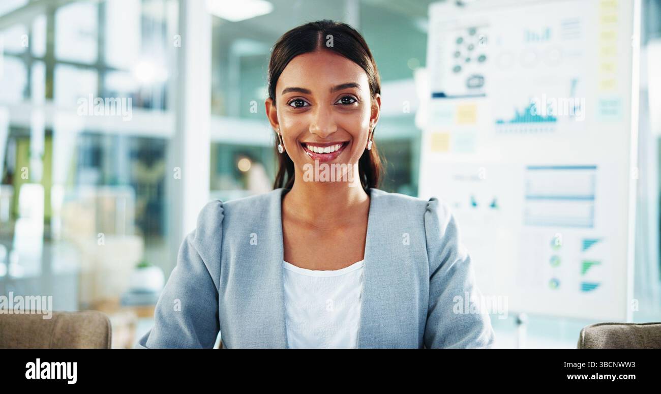 Porträt, Geschäft und Frau im Büro, Lächeln und Selbstvertrauen mit Social-Media-Experten. Stolz, Person und Mitarbeiter am Arbeitsplatz, Spezialist für Stockfoto