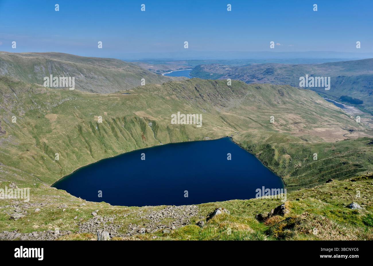 Blea Water unterhalb von Mardale Ill Bell und High Street, in der Nähe von Haweswater, Lake District, Cumbria Stockfoto