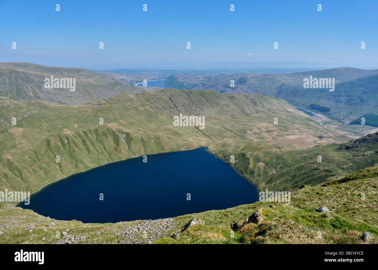 Blea Water unterhalb von Mardale Ill Bell und High Street, in der Nähe von Haweswater, Lake District, Cumbria Stockfoto