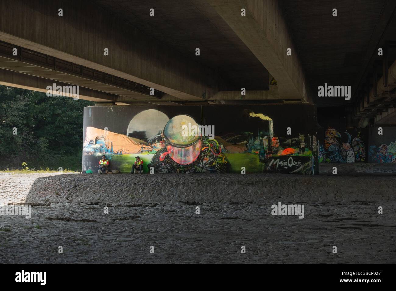 Graffiti auf einer Säule der Isarbrücke in München, Bayern, Deutschland Europa. Stockfoto