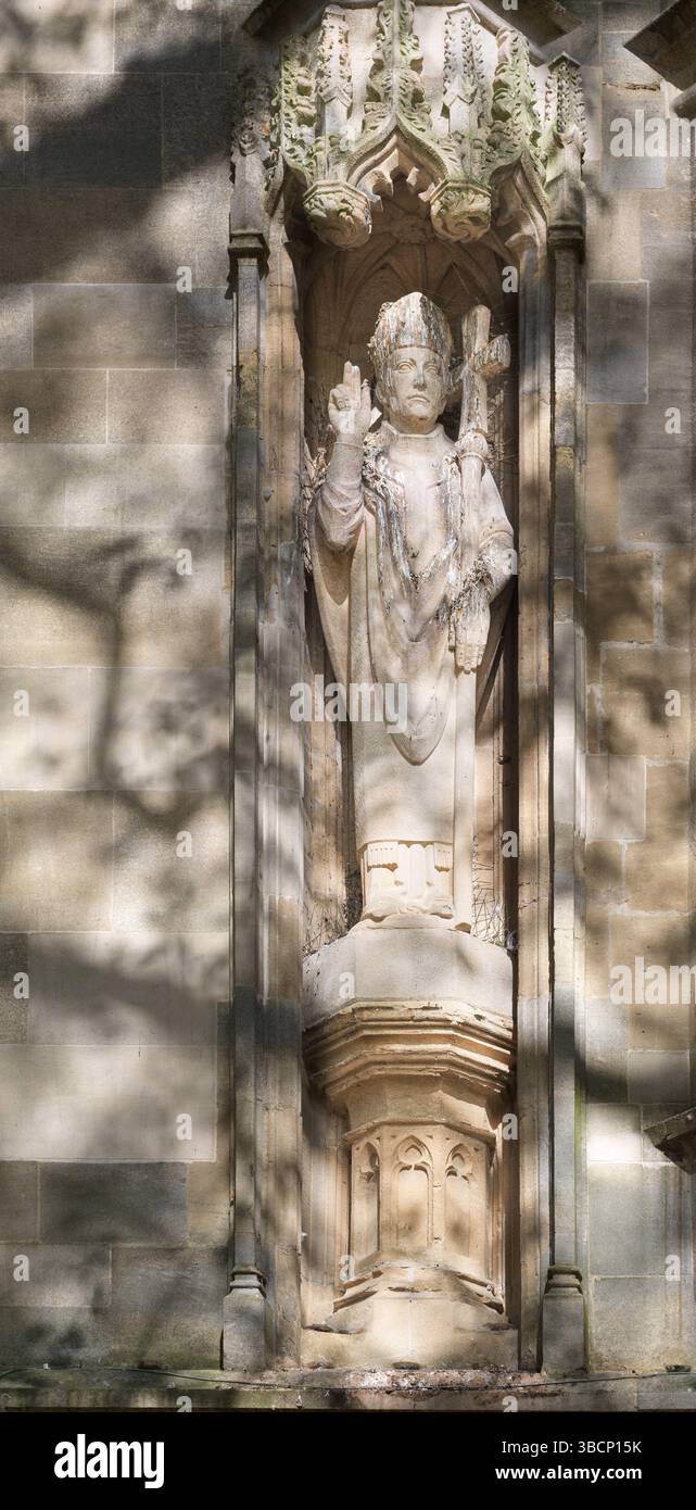 Statue eines Bischofs an der Mauer des College of St John the Baptist, University of Oxford, England. Stockfoto