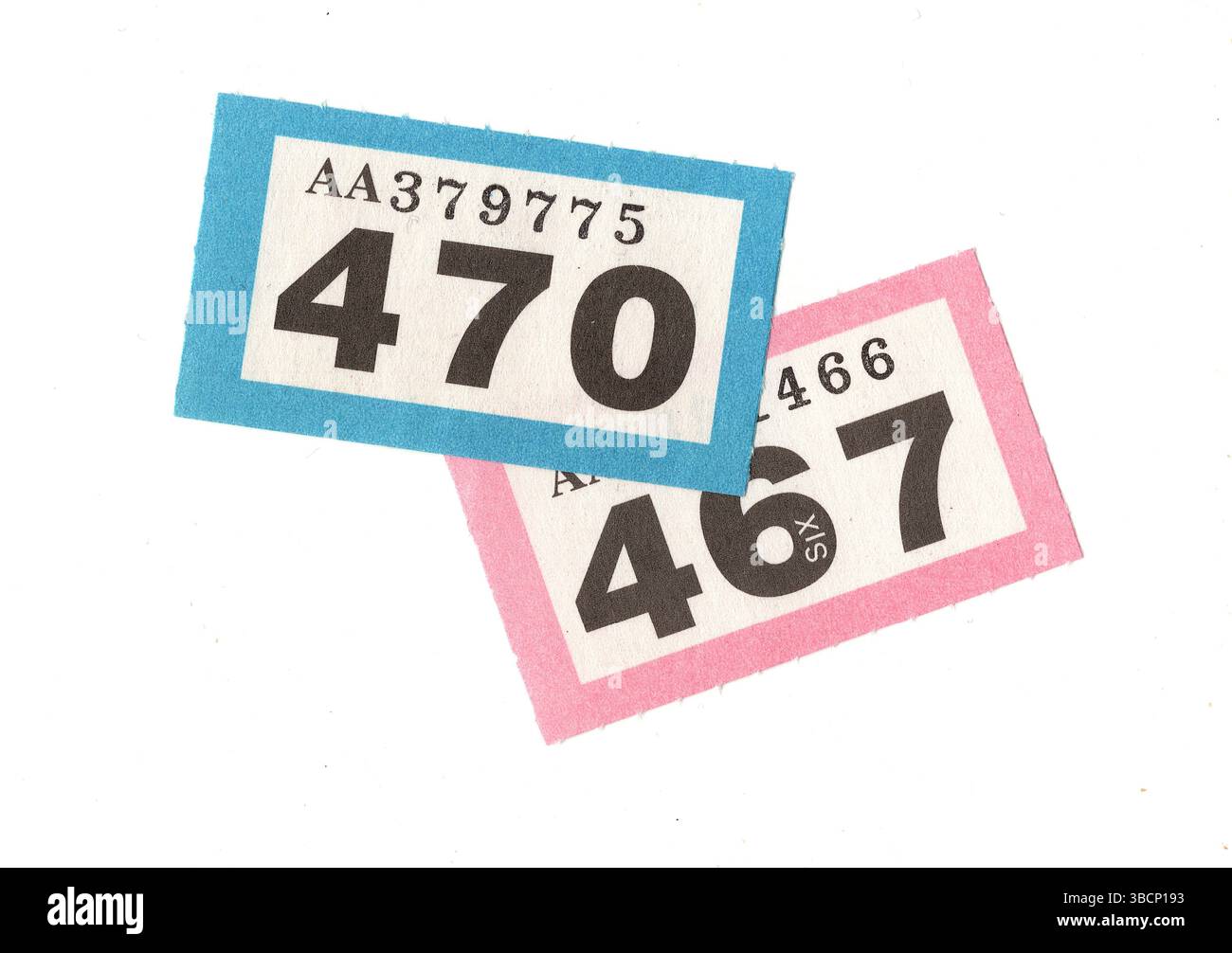 Vintage-Verlosungskarten auf weißem Hintergrund. Stockfoto