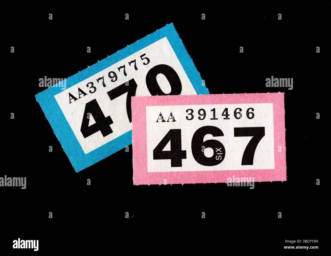 Vintage-Verlosungskarten auf schwarzem Hintergrund. Stockfoto