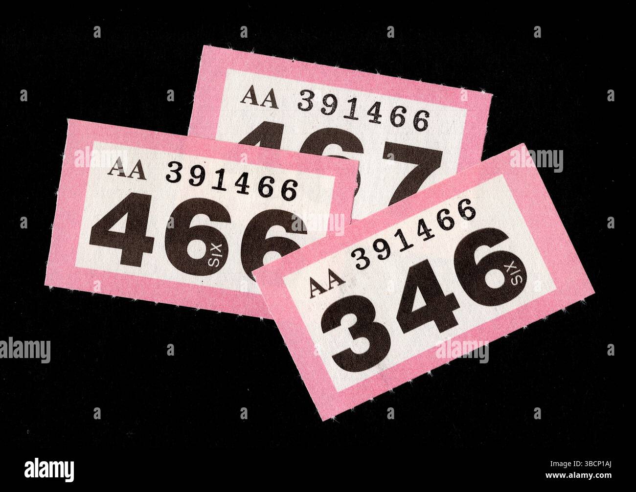 Vintage-Verlosungskarten auf schwarzem Hintergrund. Stockfoto