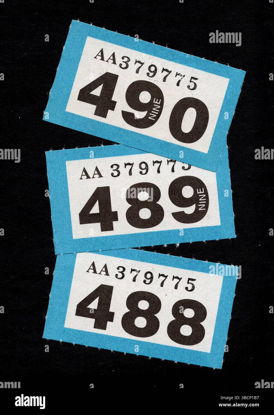 Vintage-Verlosungskarten auf schwarzem Hintergrund. Stockfoto