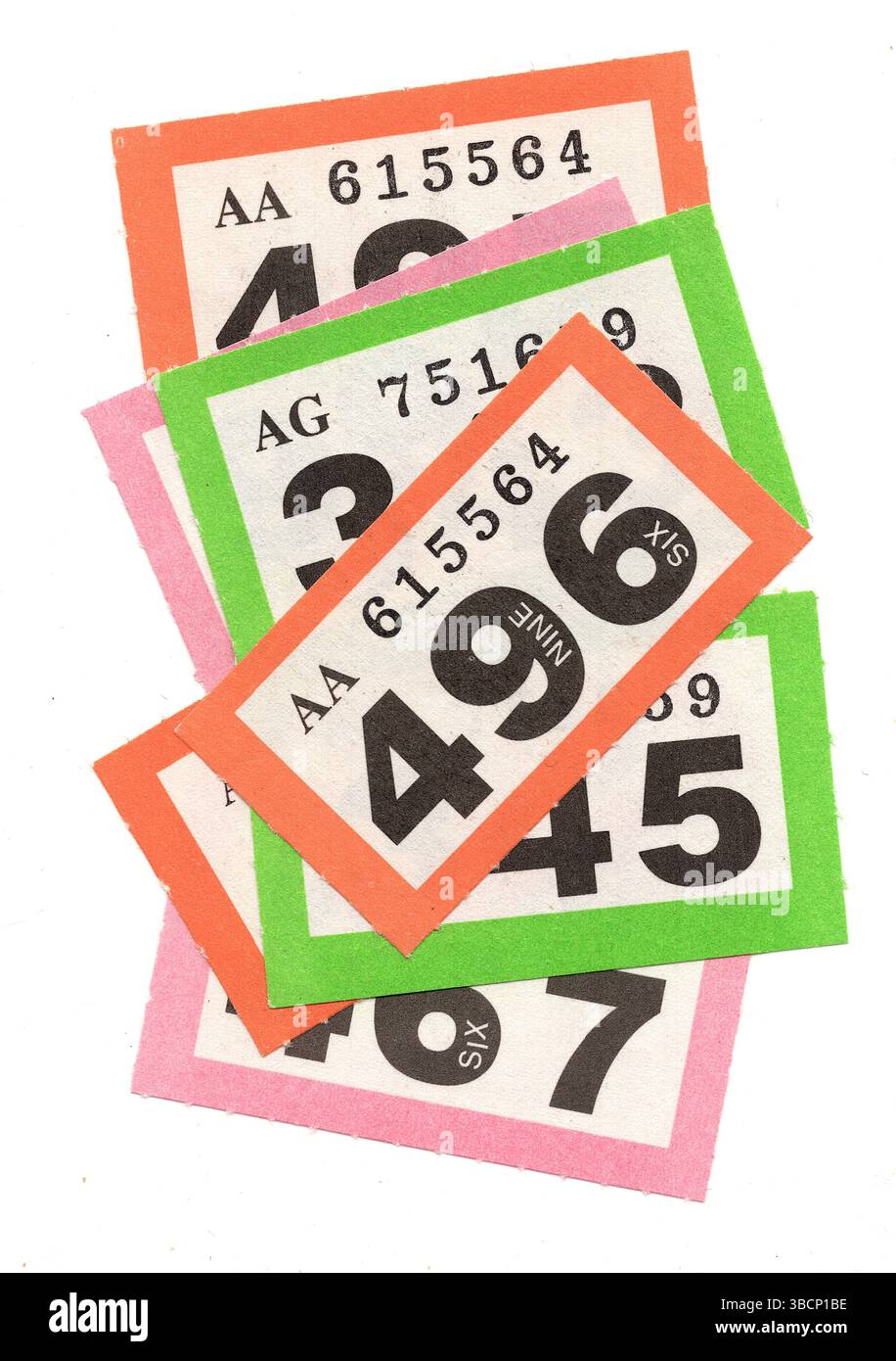 Vintage-Verlosungskarten auf weißem Hintergrund. Stockfoto