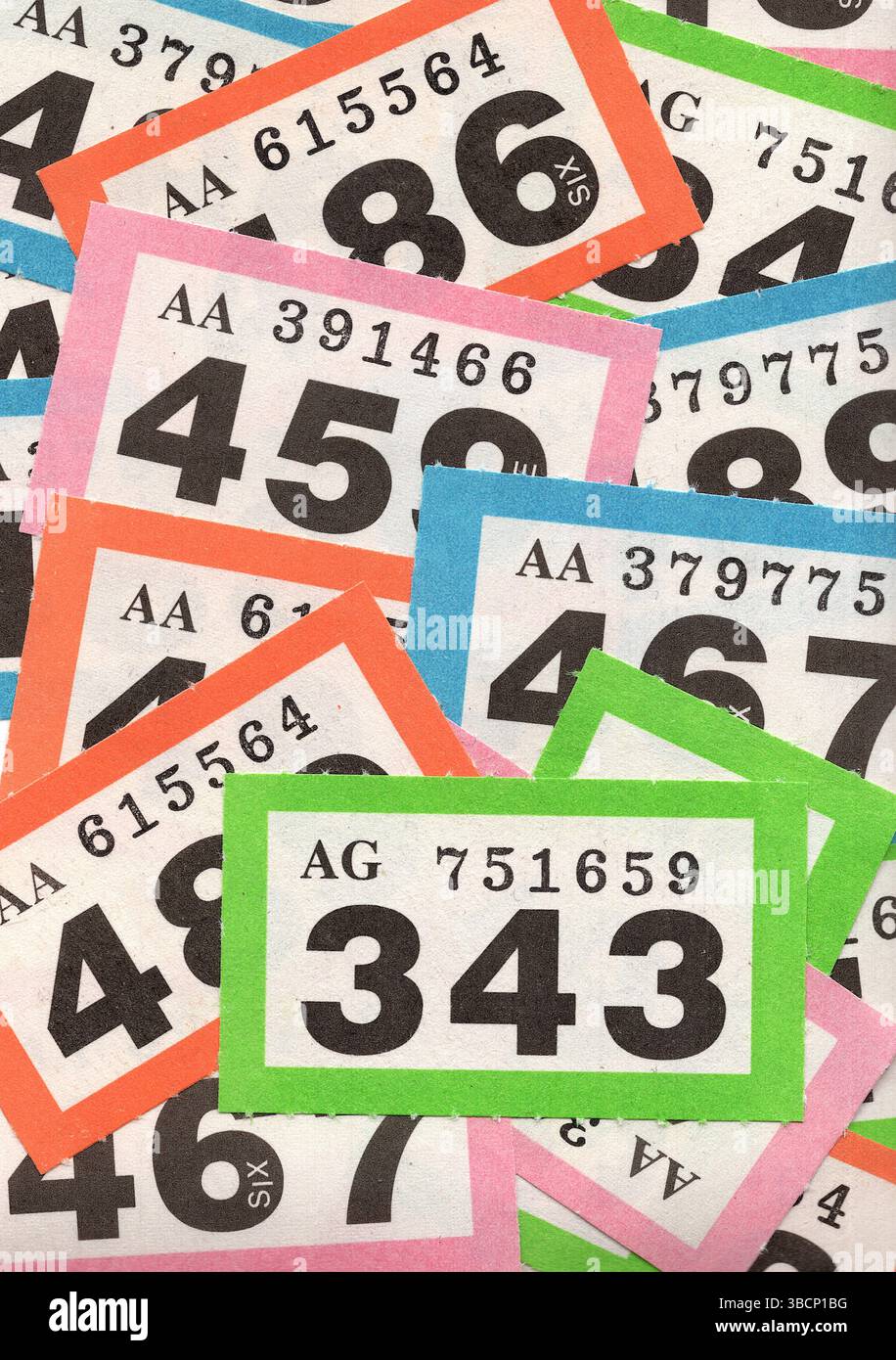 Vintage-Verlosungskarten auf weißem Hintergrund. Stockfoto