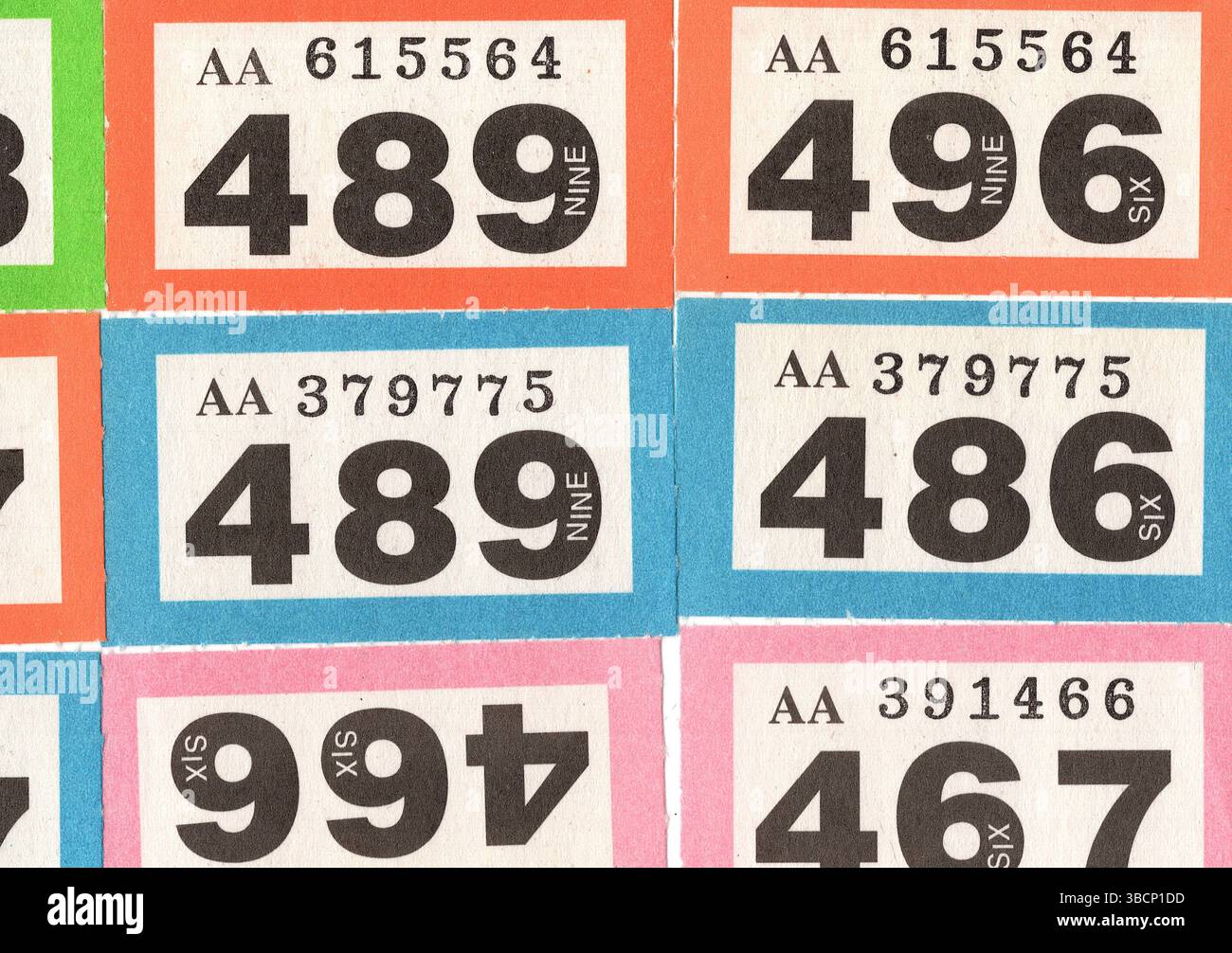 Vintage-Verlosungskarten auf weißem Hintergrund. Stockfoto