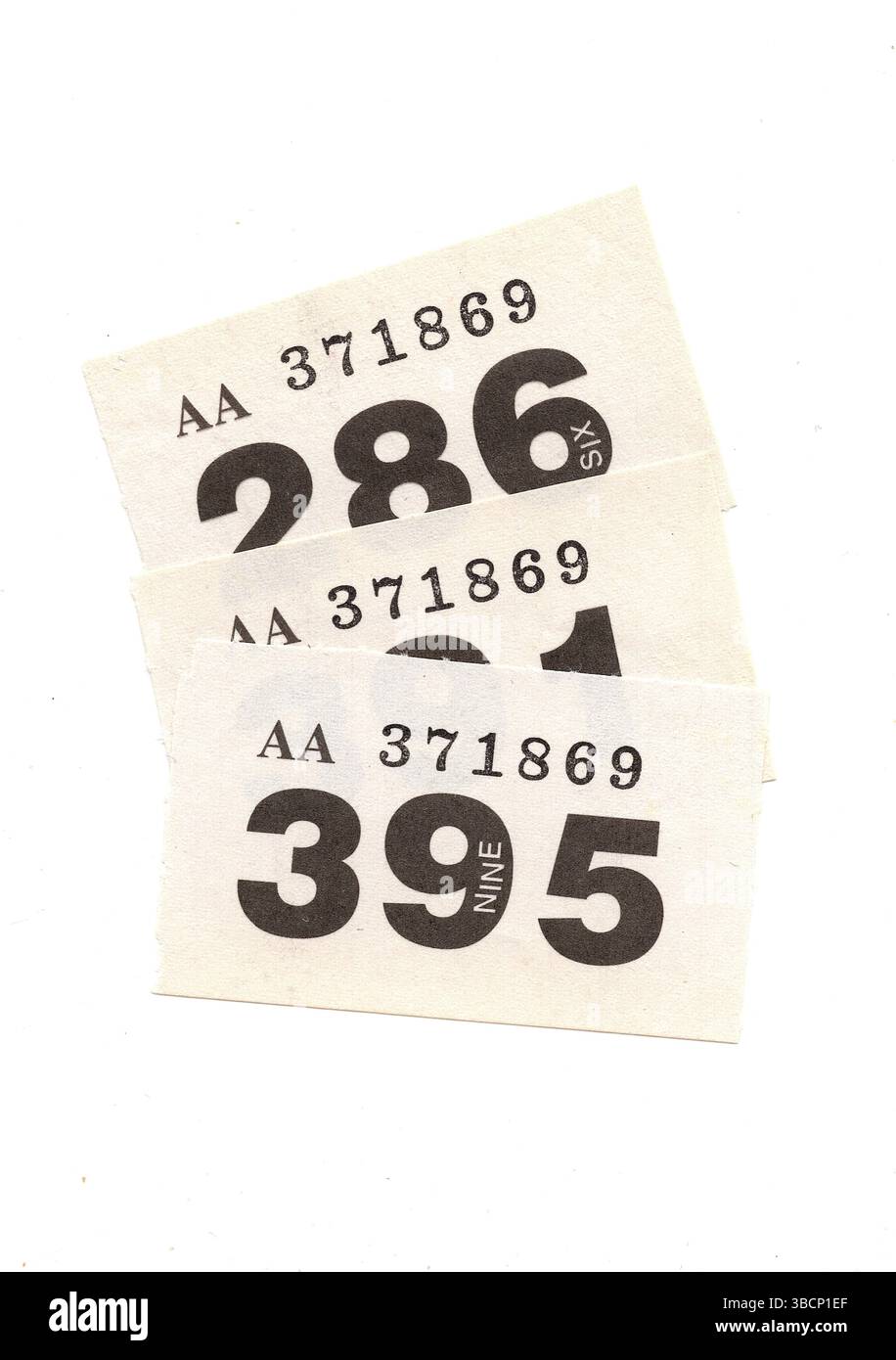 Vintage-Verlosungskarten auf weißem Hintergrund. Stockfoto