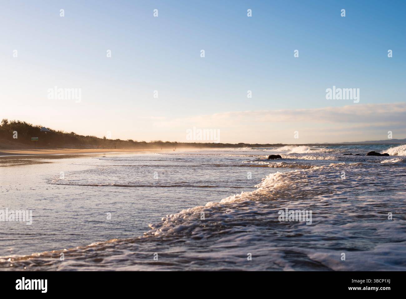 Rainbow Beach in der Dämmerung Stockfoto