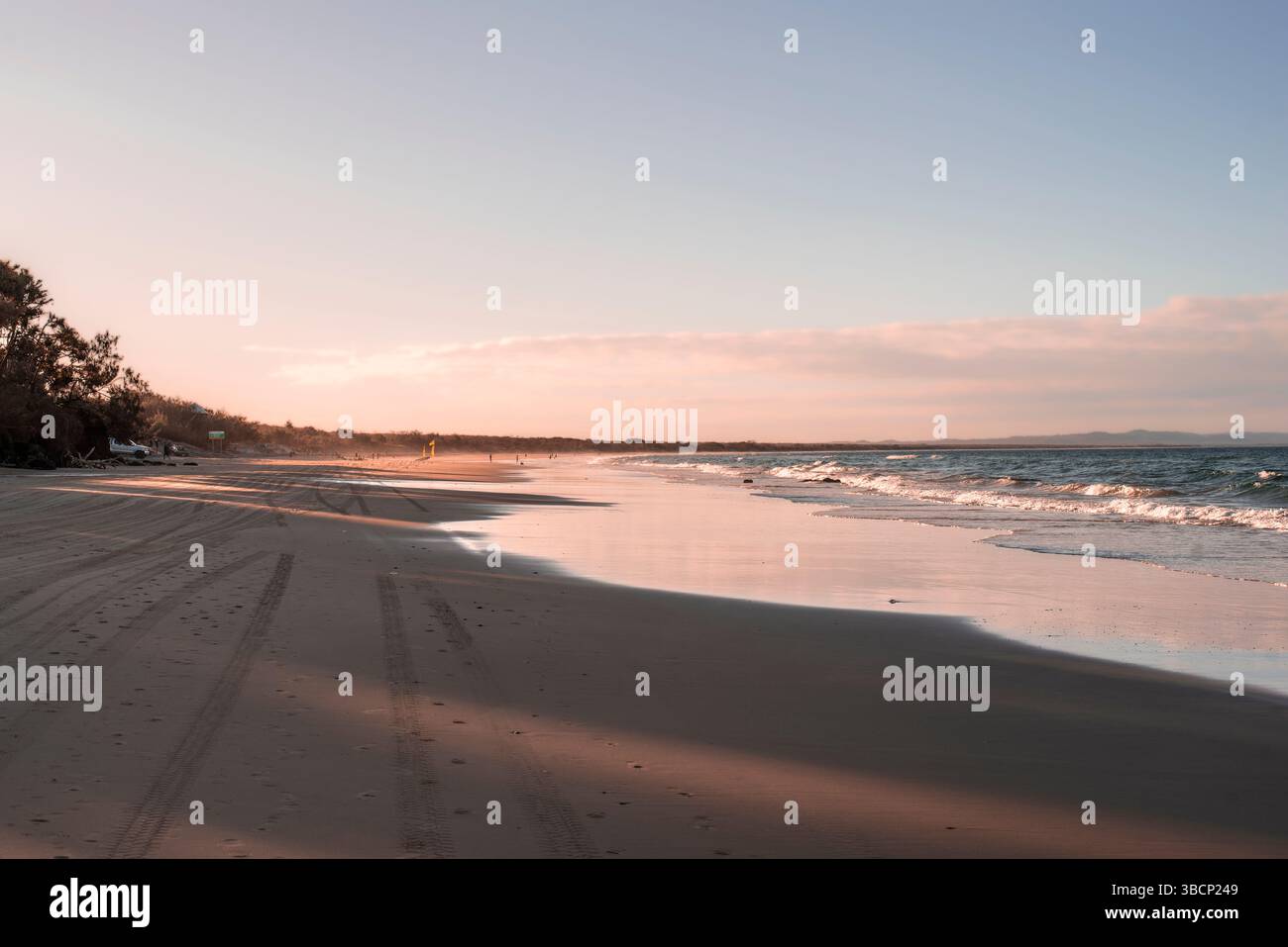 Rainbow Beach in der Dämmerung Stockfoto