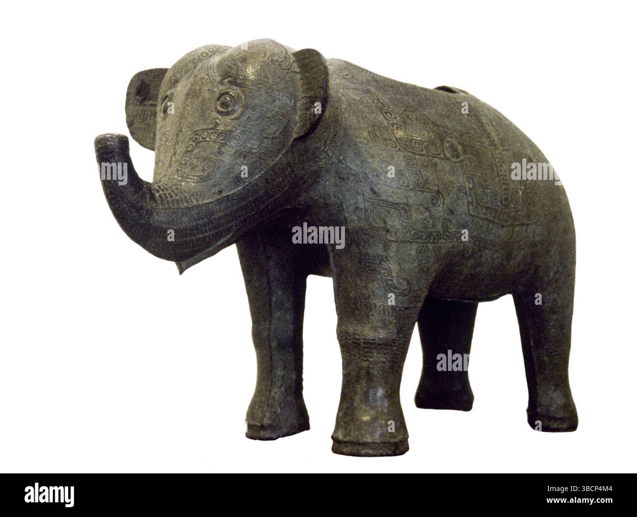 Camondo Elephant. Zun in Form eines Elefanten, der Wein für die Riten hielt, die zu Ehren des Verstorbenen durchgeführt wurden. Aus China. Shang Dynastie. Datiert ca. 1000 v. Chr. Bronze. Abmessungen: 64 x 96 x 43 cm. Musée Guimet. Paris, Frankreich. Stockfoto Camondo Elephant. Zun in Form eines Elefanten, der Wein für die Riten hielt, die zu Ehren des Verstorbenen durchgeführt wurden. Aus China. Shang Dynastie. Datiert ca. 1000 v. Chr. Bronze. Abmessungen: 64 x 96 x 43 cm. Musée Guimet. Paris, Frankreich. Stockfoto
