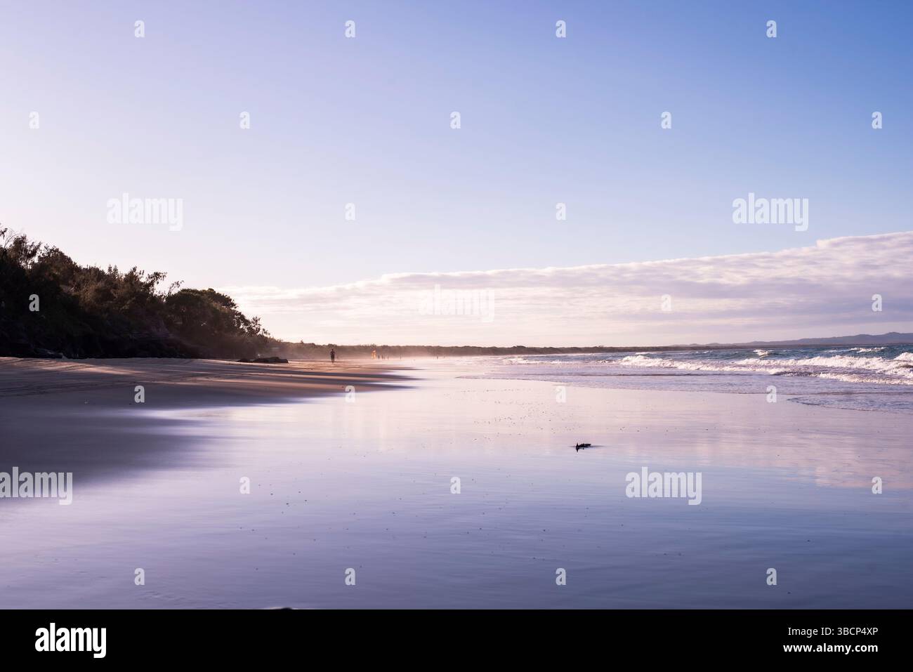 Rainbow Beach in der Dämmerung Stockfoto