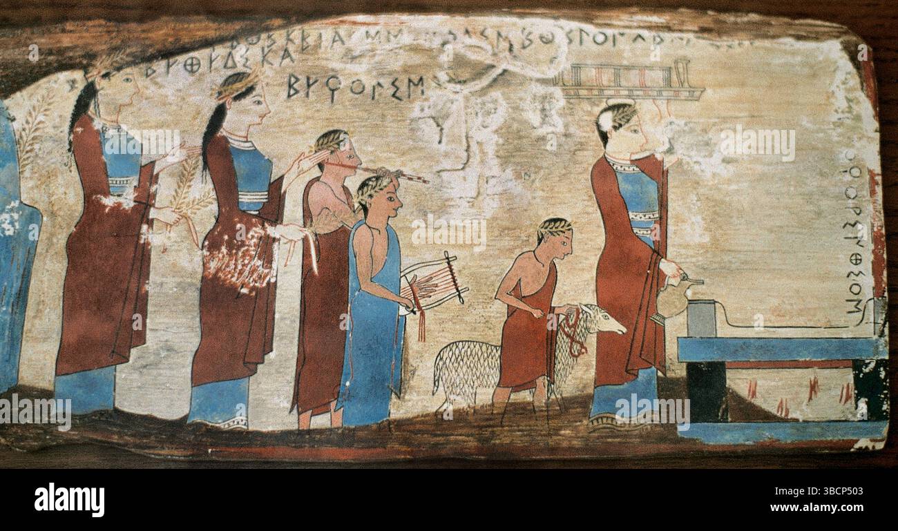 Pitsa Panels. Holztafeln mit Tempera-bemalten Figuren, die in der Nähe von Pitsa in der Nähe der antiken griechischen Stadt Sicyon gefunden wurden. Datiert um 540 v. Chr. Detail aus Panel 1. Prozession, die einem Opfer für die Nymphen entspricht. Ein Mann (links nicht ganz dargestellt) und drei Frauen, die Chitons und Peplos tragen, gehen auf einen Altar zu. Sie werden von zwei Musikern begleitet, die Leier und Alos spielen. Die Frau vor dem Altar scheint einen Tränkchen aus einem Krug zu gießen. Ein Kind hinter ihr, möglicherweise ein Sklave, führt das Lamm zum Opfer. Ein korinthisches i Stockfoto