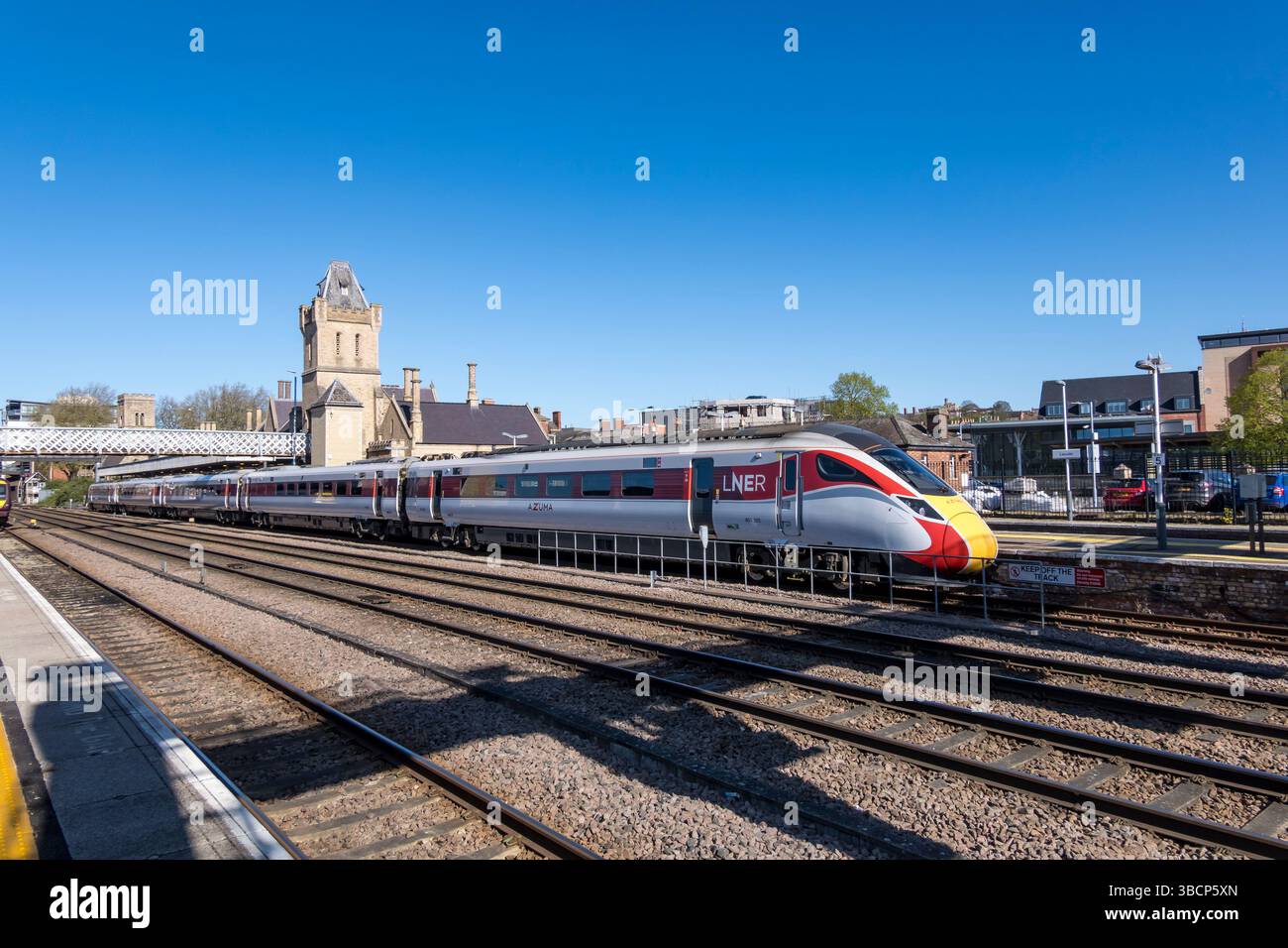 Der LNER AZUMA Intercity Train stand am Bahnsteig 3 Lincoln Railway Station, Lincoln City, Lincolnshire, England, Großbritannien Stockfoto
