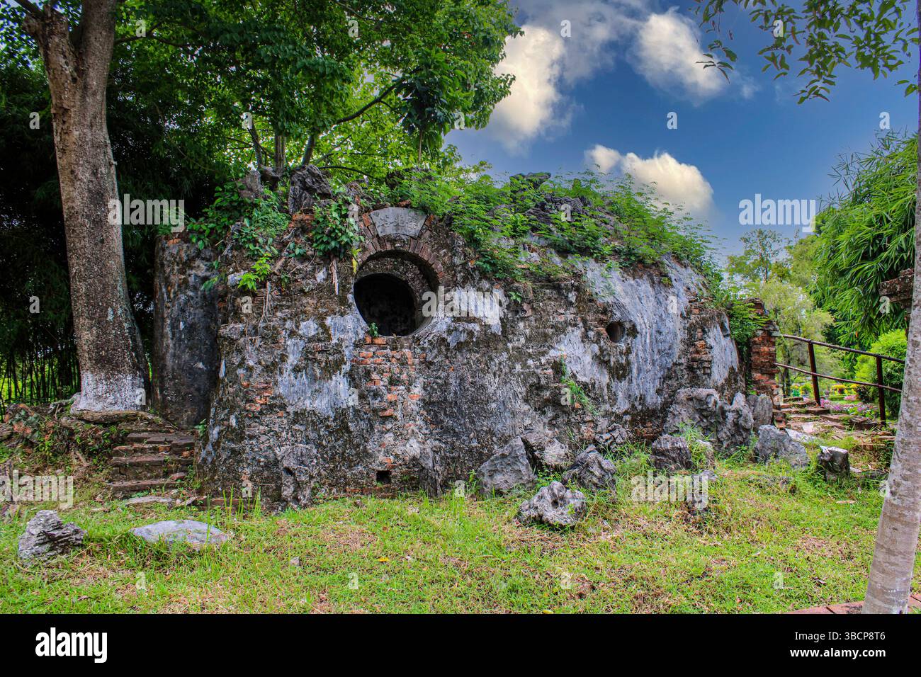 Vietnam, Hue. Hue Imperial City (Hoàng Thành Hu). Altes Wohngebäude in den Zitadellengärten. Stockfoto