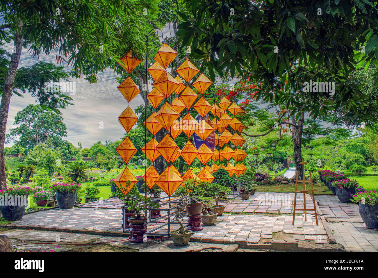 Vietnam, Hue. Hue Imperial City (Hoàng Thành Hu). Eine Reihe von traditionellen Laternen in den Zitadellengärten. Stockfoto