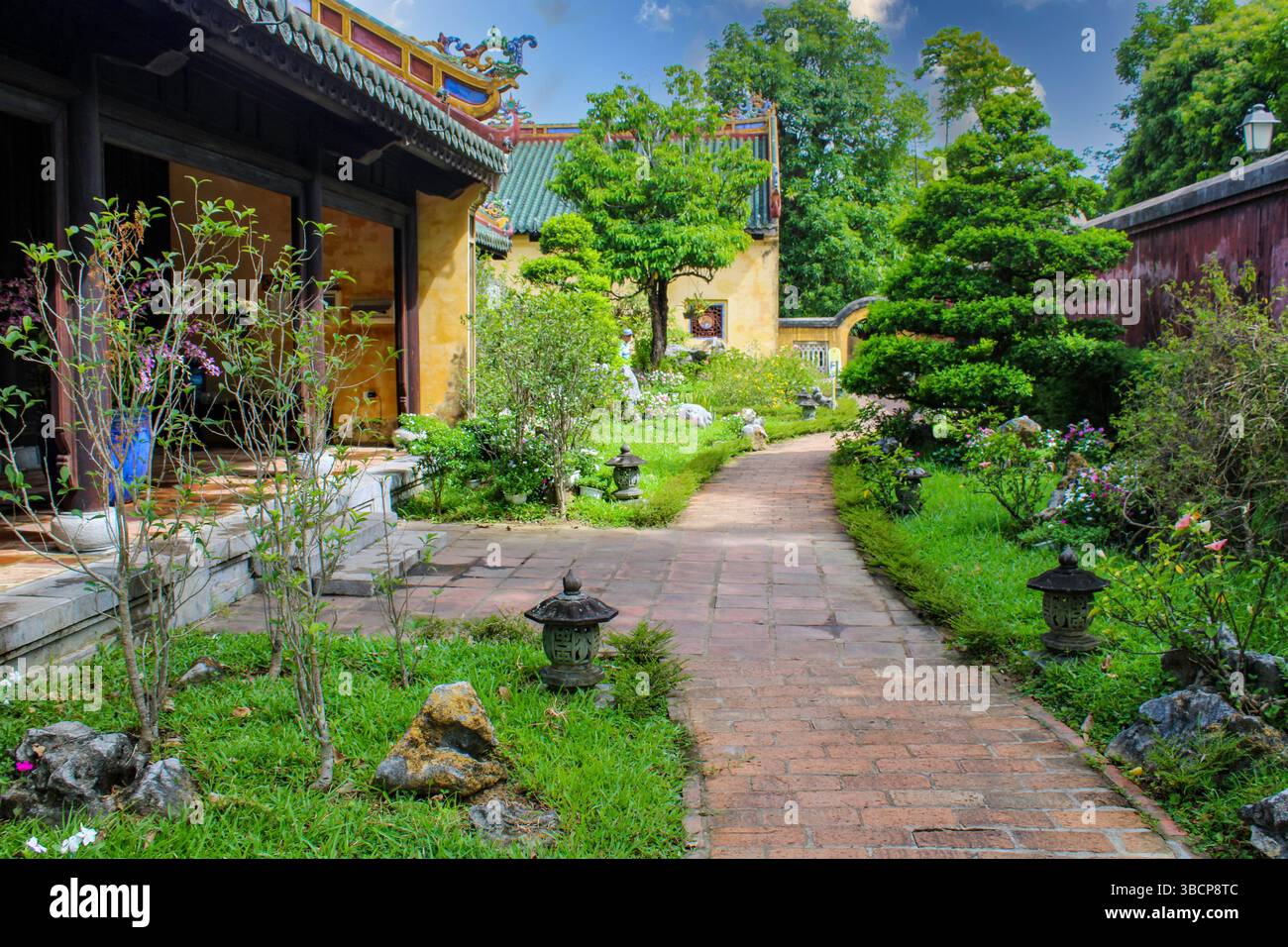 Vietnam, Hue. Hue Imperial City (Hoàng Thành Hu). Ein Blick auf die üppigen Gärten der kaiserlichen Zitadelle. Stockfoto