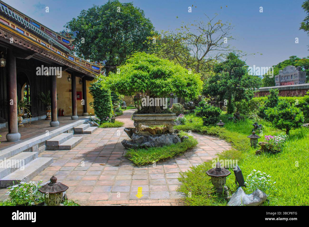 Vietnam, Hue. Hue Imperial City (Hoàng Thành Hu). Ein Blick auf die üppigen Gärten der kaiserlichen Zitadelle. Stockfoto