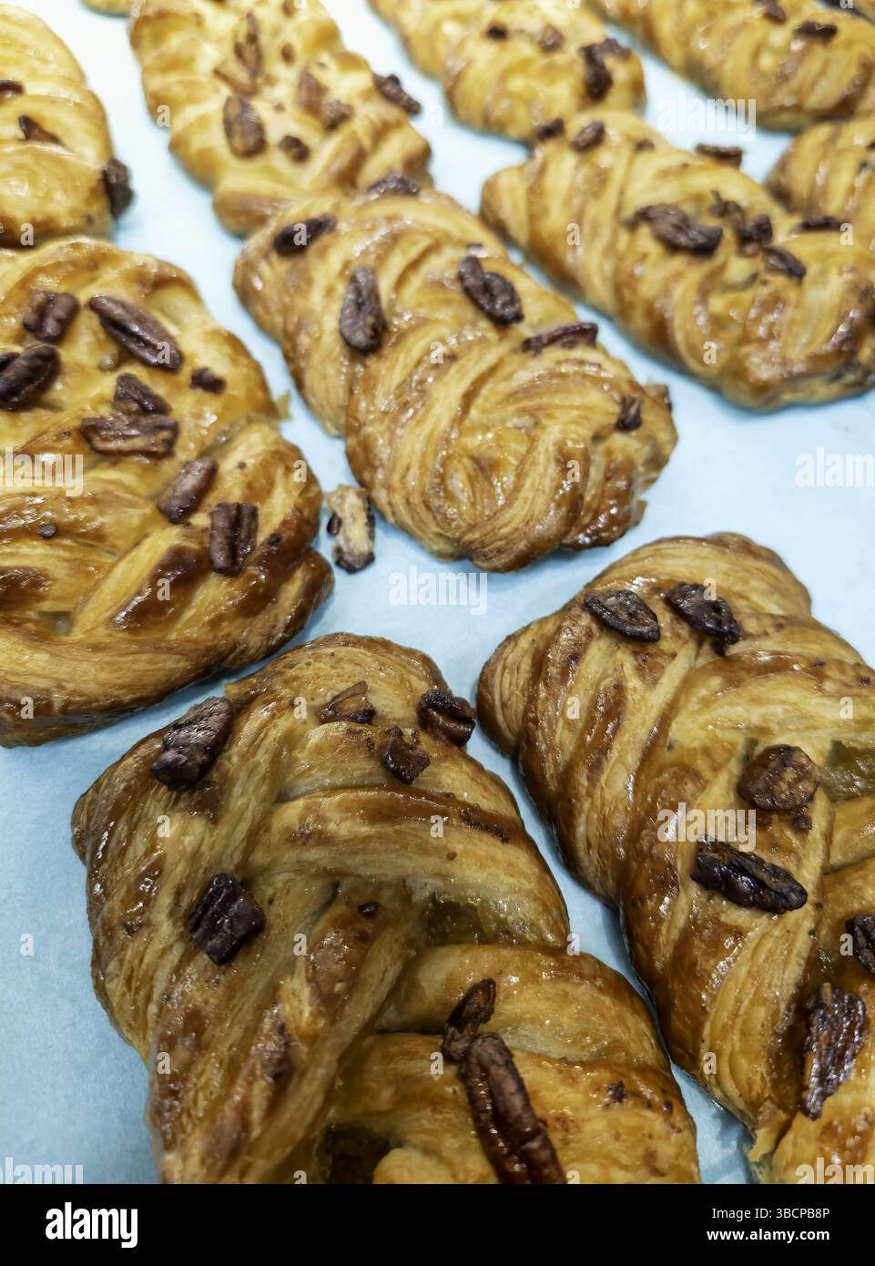 Flechtflecht mit Süßigkeiten und Mandeln, Konditorei für Desserts Stockfoto