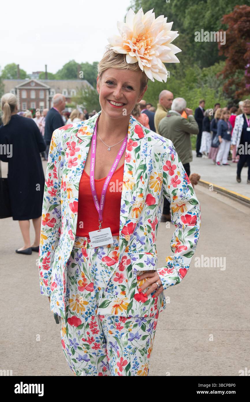 Chelsea, London, Großbritannien. Mai 2025. Eine Dame trägt einen Hosenanzug mit Blumenmuster und einen floralen Kopfschmuck auf der RHS Chelsea Flower Show in London. Kredit: Maureen McLean/Alamy Stockfoto