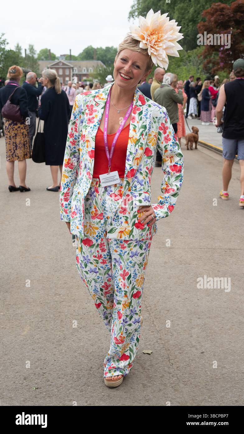 Chelsea, London, Großbritannien. Mai 2025. Eine Dame trägt einen Hosenanzug mit Blumenmuster und einen floralen Kopfschmuck auf der RHS Chelsea Flower Show in London. Kredit: Maureen McLean/Alamy Stockfoto