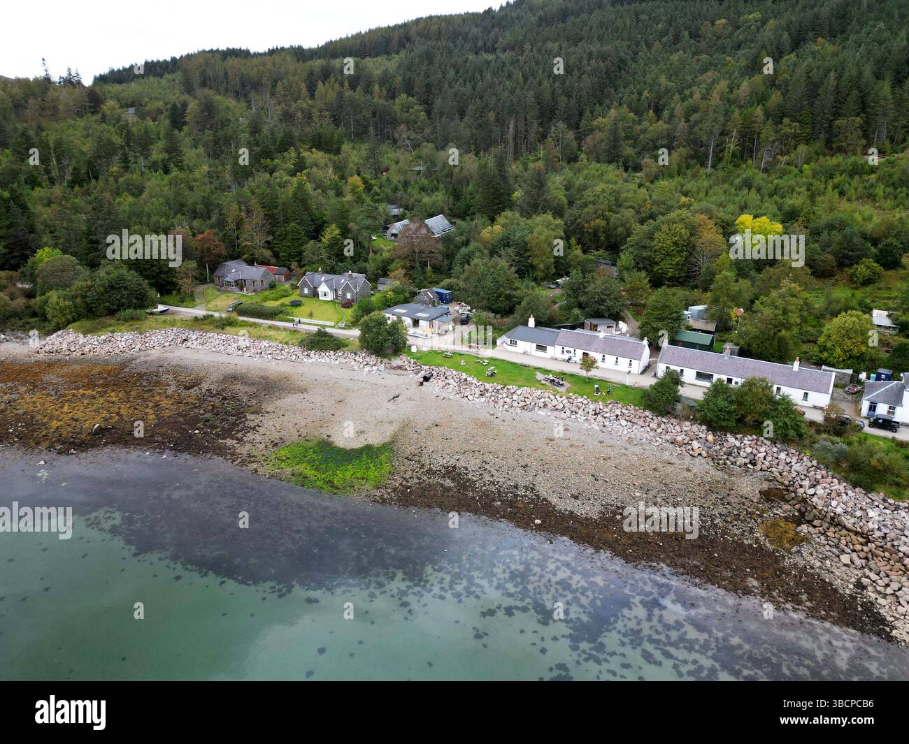 The Old Forge Pub in Knoydart, Schottland – Großbritanniens abgelegenster Pub auf dem Festland, eingebettet in die malerischen Highlands, nur mit dem Boot oder einer langen Wanderung erreichbar Stockfoto