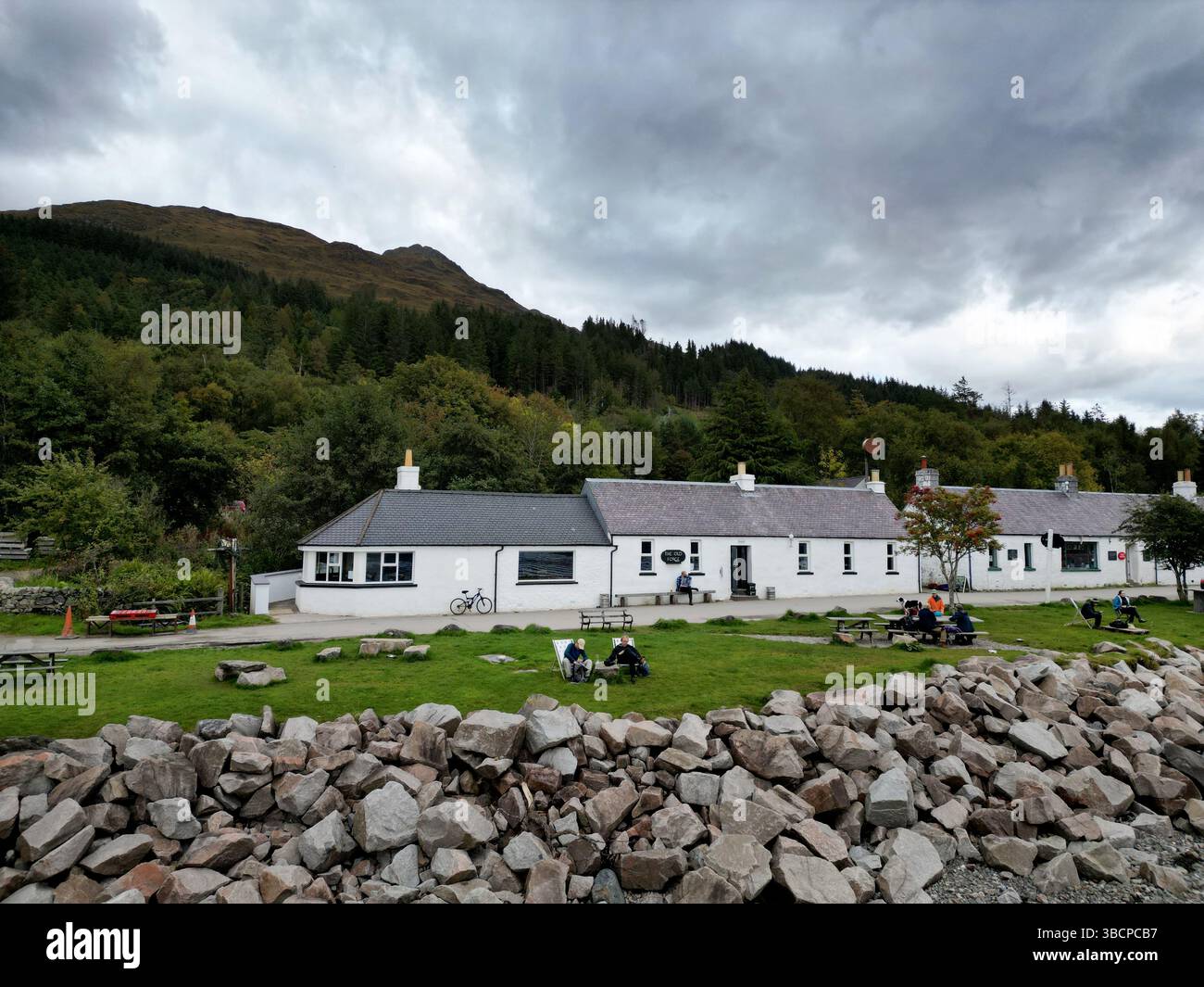 The Old Forge Pub in Knoydart, Schottland – Großbritanniens abgelegenster Pub auf dem Festland, eingebettet in die malerischen Highlands, nur mit dem Boot oder einer langen Wanderung erreichbar Stockfoto